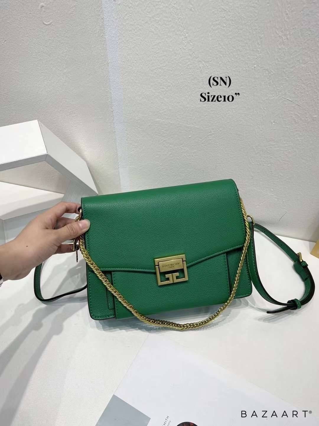 Givenchy GV3 Small Leather 25cm รุ่นยอดนิยม กระเป๋าสะพายหนัง เปิดหน้า อะไหล่ทอง งานสวยเป๊ะอะไหล่ปั้มทุกจุดสวยหรู ดูเป็นคนมีเทสดีเลยค่าา ดีไซน์คือสวยมีคลาส มีระดับสุดๆ พร้อมสายโซ่อะไหล่ทอง ละมุนตามากค่าา