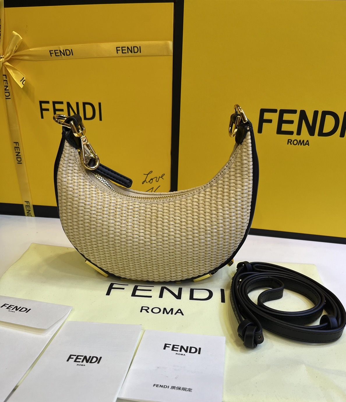 FENDI Nano Fendigraphy Natural raffia charm / Fendi hobo bag 20cm พร้อมส่ง กระเป๋าสะพายไหล่เฟนดิ Natural straw รุ่นใหม่ สวยหรู **สินค้าเกรดออริจินอล 1:1 สลับแท้