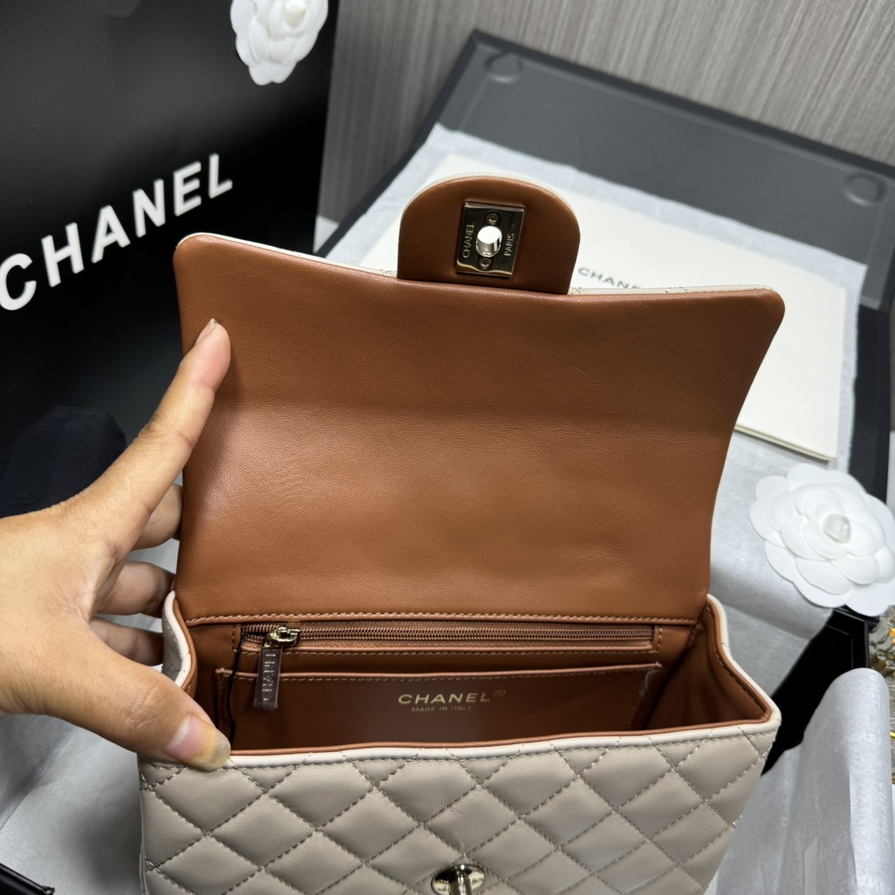 ORI | หนังแท้ Chanel Mini Classic Handbag With Top Handle กระเป๋าสะพายรุ่นคลาสสิกพร้อมหูจับถนัดมือ สวยเรียบหรู 🤍 สินค้าเกรดออริจินอล เทียบแท้