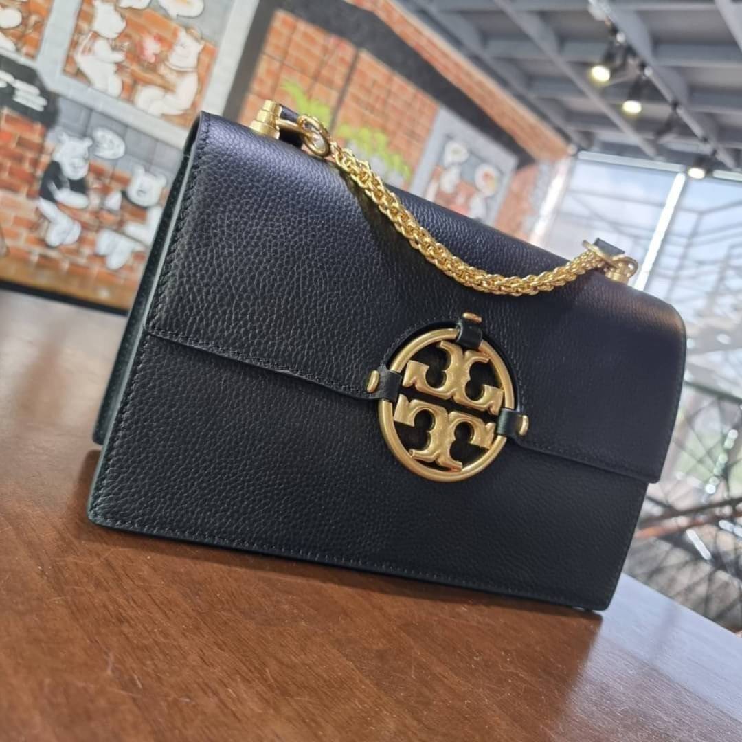 TORY BURCH MILLER SHOULDER BAG รุ่นยอดนิยม รุ่นหายาก รุ่นที่สาวๆตามหา ใบนี้เลย!! สวยหรู ผู้ดีทุกสี กระเป๋าสะพายไหล่ ดีไซน์อยู่ทรง คลาสสิคแฝงความหรูด้วยโลโก้สีทองอร่ามโดดเด่น