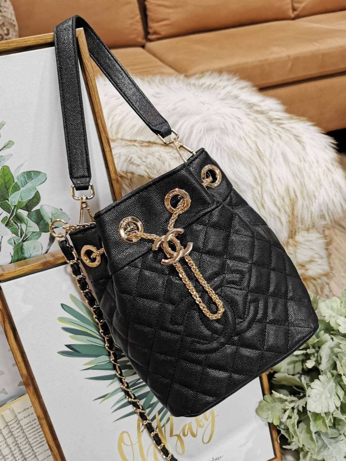 CHANEL Crossbody Bag With Chain / Chanel Bucket Bag กระเป๋าถือหรือสะพาย หนังคาเวียร์ลายตาราง ใช้ได้หลายสไตล์