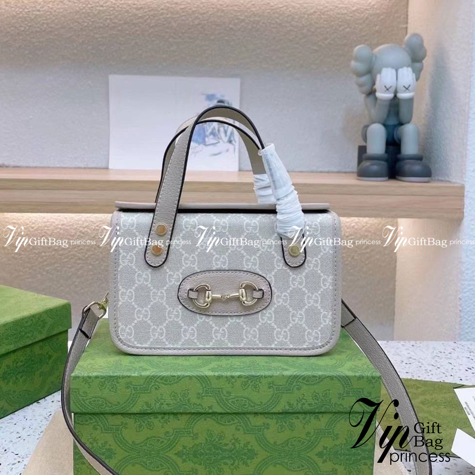 Gucci Horsebit 1955 mini top handle bag กระเป๋าทรงกล่องคอลเลคชั่นใหม่ล่าสุด ดาราเซเลปใช้กันเพียบ ดีไซน์สวย เชื่อได้เลยใบนี้สาวๆต้องหลงรัก จนวางไม่ลงเลยน้า ภาพถ่ายจากงานขายจริง ใช้งานต่างประเทศได้