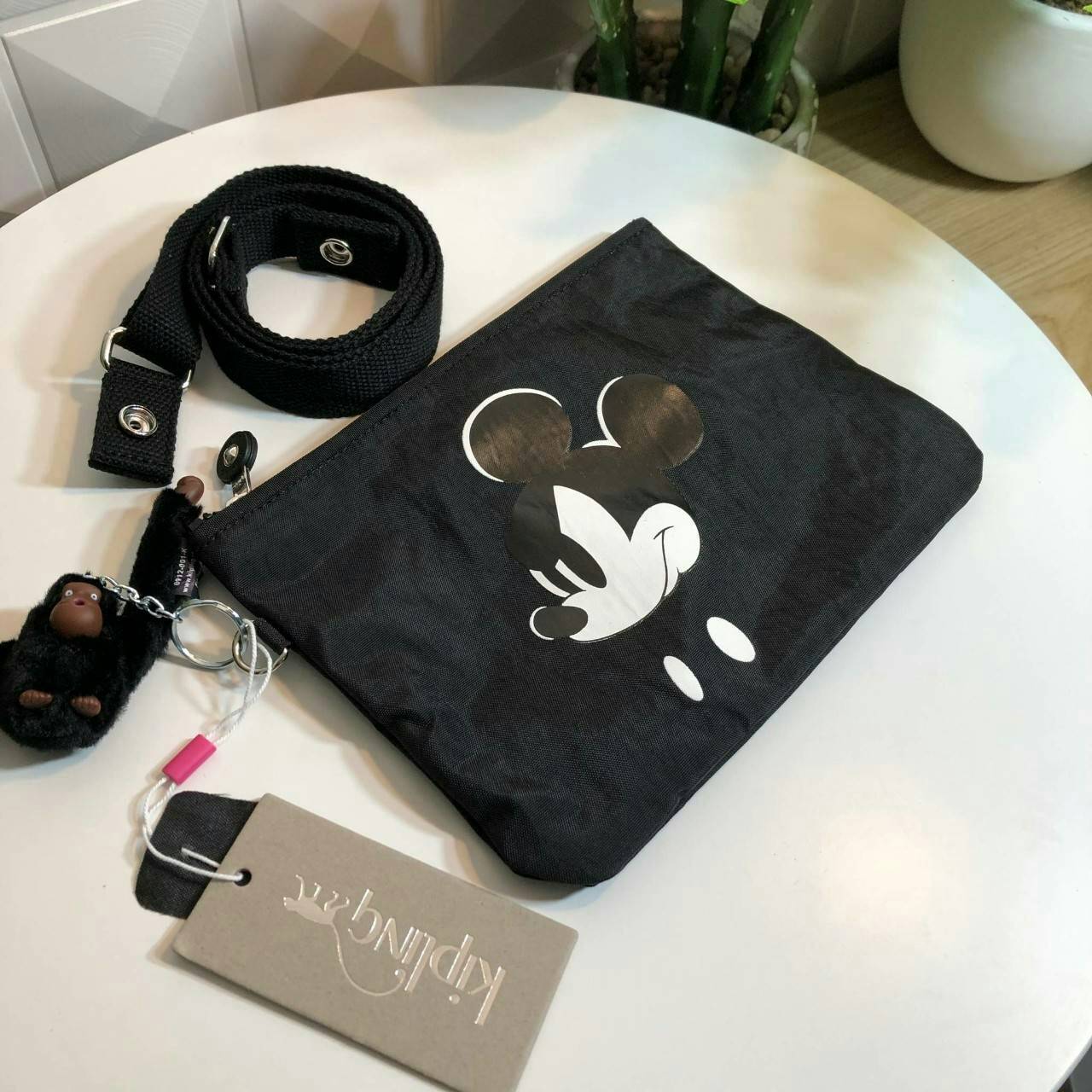 Kipling MAY Small 2-in-1 Pouch and Crossbody กระเป๋าสะพายหรือคาดเอว ขนาดมินิรุ่น Limited ทรงน่ารัก น้ำหนักเบา ใช้ได้ทั้งสองด้าน ด้านหน้ามีสกรีน mickey mouse ด้านหลังประดับโลโก้ มาพร้อมพวงกุญแจแบรนด์ เปิดปิดด้วยซิปสะดวกใช้ หัวซิปแบรนด์ มีหนึ่งช่องซิป และสา
