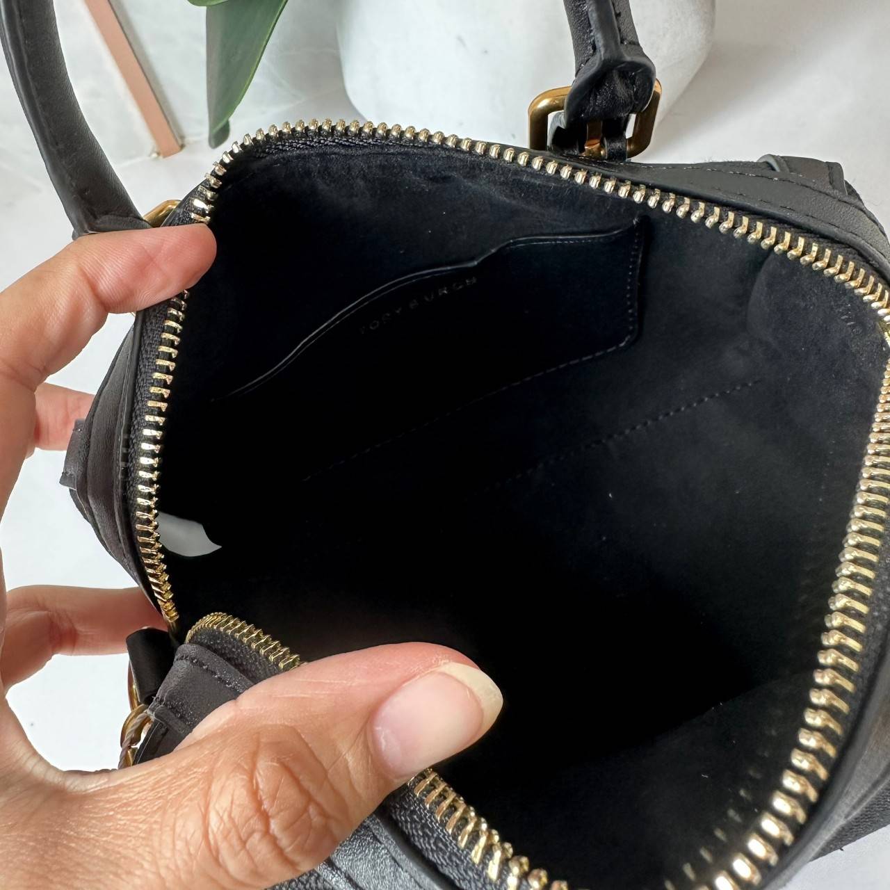 Small TORY BURCH T MONOGRAM PETITE BARREL BAG in black / Tory Bucket Bag สีดำคลาสสิก กระเป๋าทรงขนมจีบ กระเป๋าทรงหมอนดีไซส์มินิน่ารัก