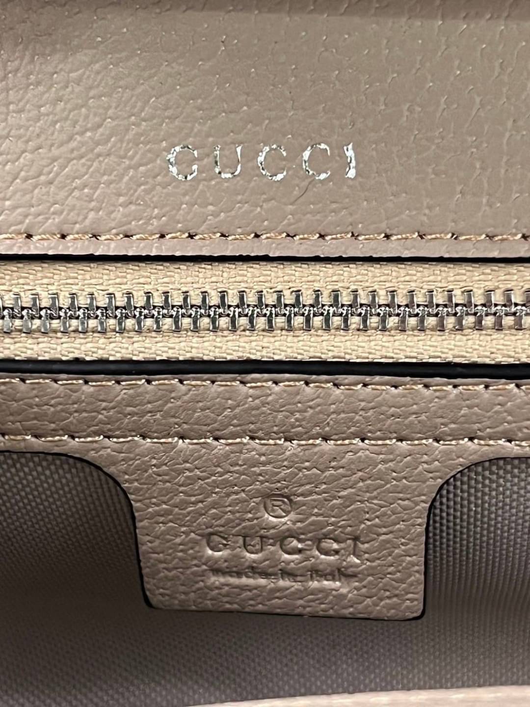 GUCCI Dionysus GG small shoulder bag ฮอตสุดไม่มีใครเกิน รุ่นใหม่ล่าสุดพร้อมสายสะพายสปอร์ต กับกระเป๋าสะพายรุ่นที่สาวๆต้องไม่พลาด!! ดึงดูดและสะกดสายตาด้วยอะไหล่ดีเทลหรู ทนทาน ดูแลรักษาง่าย ภายในสวยงาม และแบ่งสัดส่วนลงตัวมากๆ ใส่ของสำคัญได้สบาย พร้อมเสิร์ฟให