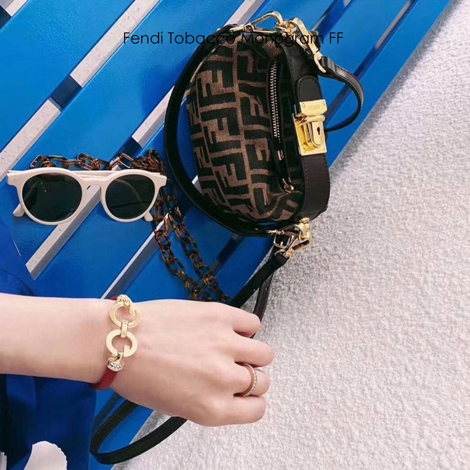 FENDI Mini Tobacco Monogram FF Logo Zucca Bag กระเป๋าสะพายไซส์มินิน่ารัก แมทชุดง่าย รุ่นสุดปัง แรงเกินต้านสุดๆ รูปทรงเป็นเอกลักษณ์ ดีเทลน่ารักด้วยตัวล็อคเปิดปิดคาดบนตัวกระเป๋า ทำให้ใบนี้ดูไม่น่าเบื่อเลย