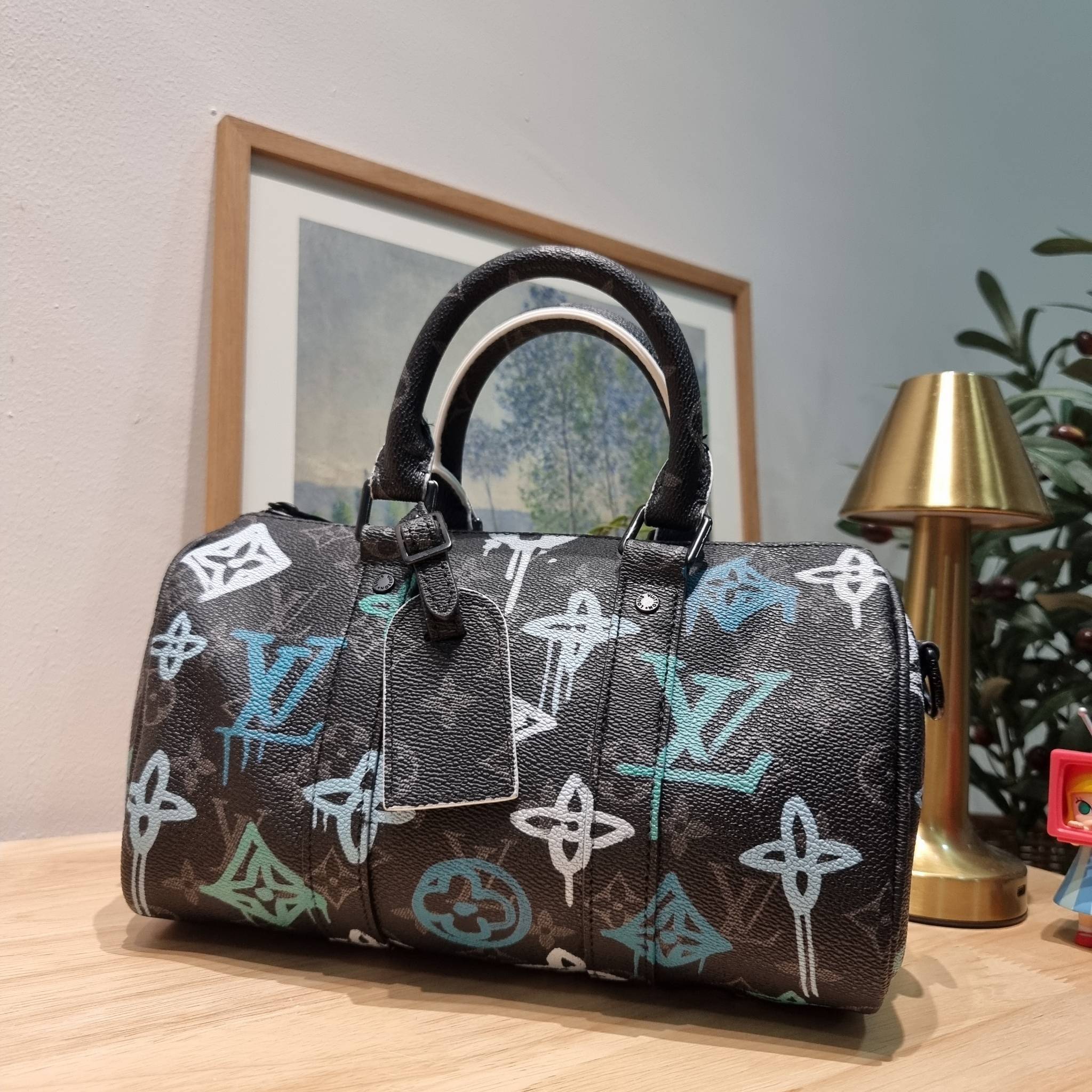 LV KEEPALL BANDOULIERE 25 MONOGRAM OTHER BAG ย่อส่วนความเท่ให้สะดวกกับชีวิตประจำวัน กับกระเป๋าสะพาย ทรงกระเป๋าเดินทางสุดคลาสสิค ด้วยดีเทลความเป็นเอกลักษณ์ เรียบแต่หรู