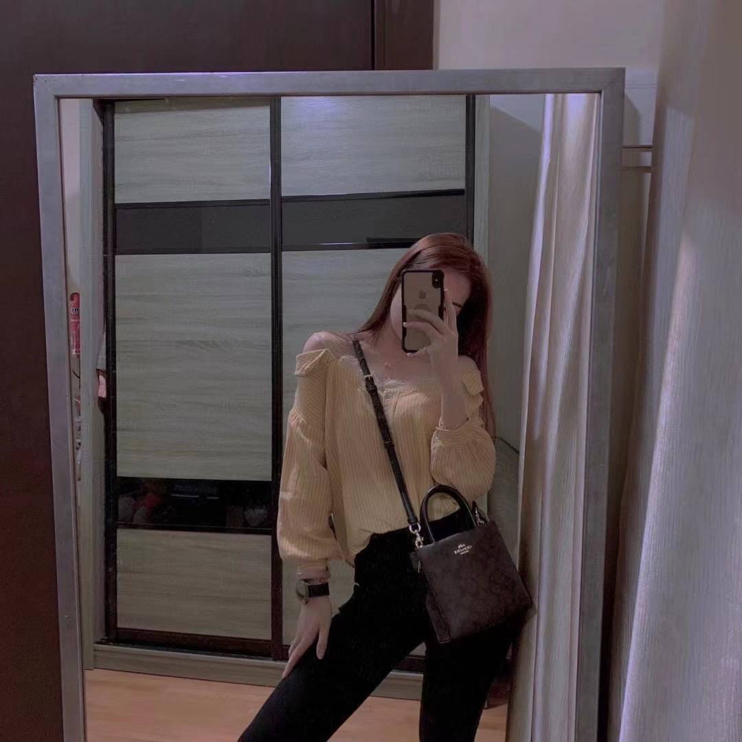 COACH MINI CALLY CROSSBODY IN SIGNATURE ((3599, 2184, 5693, 2134, 2183)) พร้อมส่งที่ไทยทันที! กระเป๋าสะพายครอสบอดี้ร์ กระเป๋าครอสบอดี้โท้ทมินิไซส์ รุ่นใหม่สุดฮอต!! ใบจริงคือน่ารักม้ากกกก!! สวยอยู่ทรง น่ารักน่าใช้ ทรงTote ปากกระเป๋าเปิดปิดแบบแม่เหล็ก ภายใน