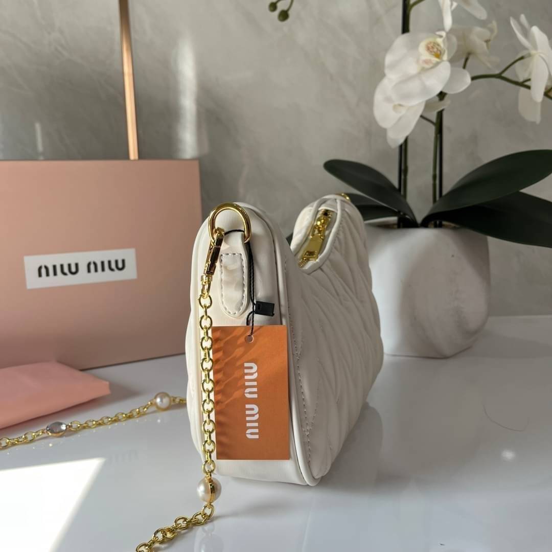 MIU MIU matelasse nappa leather shoulder bag กระเป๋าสะพายข้าง สายสะพายประดับไข่มุกและคริสตัล ให้ความละมุม ลุคคุณหนูน่ารักสุดๆคะ