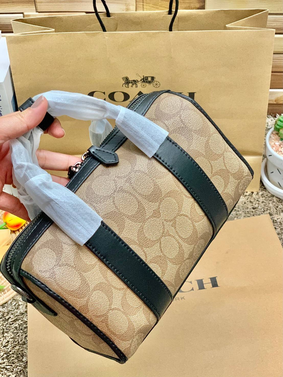 COACH GOTHAM DUFFLE 24 IN SIGNATURE CANVAS CA186 พร้อมส่ง กระเป๋าทรงหมอนรุ่นใหม่บ่าสุดปี 2022 รุ่นนี้สามารถใช้ได้ทั้งชาย//หญิง หนังแท้อย่างดี นิ่มทรงสวย มากๆค่ะ เปิด-ปิดกระเป๋าแบบซิปคู่ด้านบนมีกระดุมรวบหูหิ้วให้ด้วยนะคะ ภายในกระเป๋าสามารถใส่สัมภาระที่จำเป