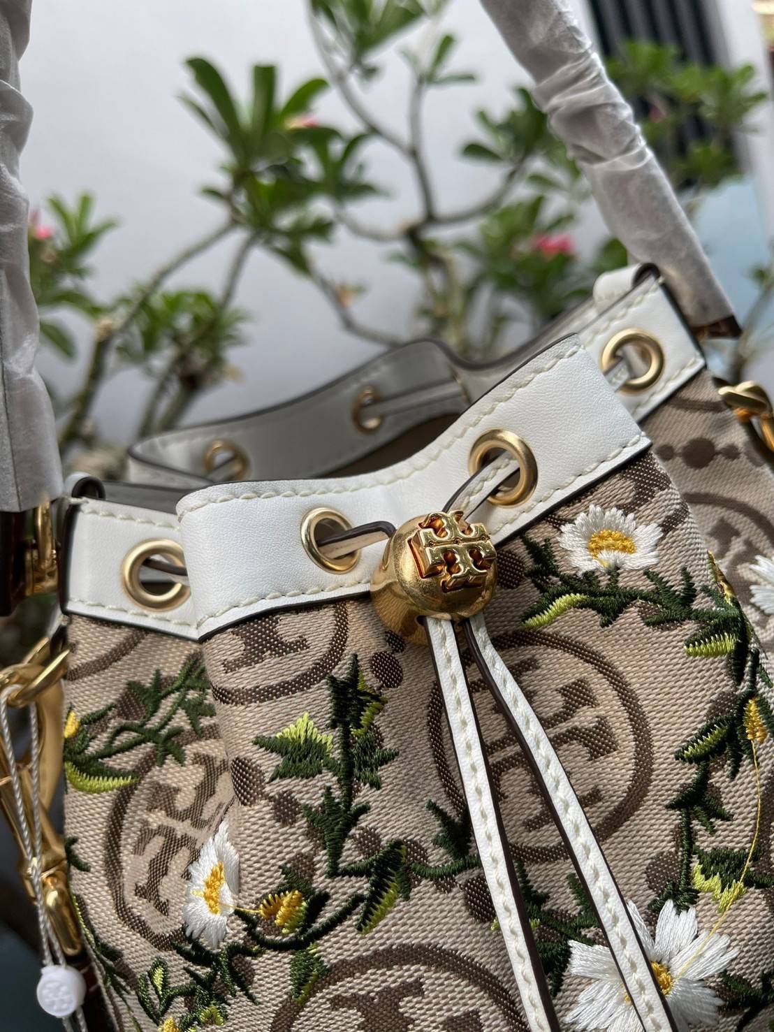 ของแท้ 💯% Tory burch t monogram jacquard embroidered bucket รุ่นใหม่ล่าสุดจาก TORY BURCH ครั้งแรกกับโมโนแกรม ที่ได้รับแรงบันดาลใจมาจากโลโก้สุดคลาสสิก