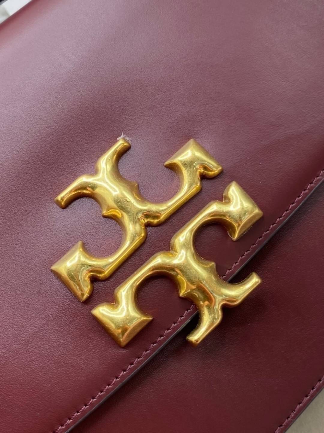 Tory Burch 75003 Eleanor Medium Convertible Shoulder Bag พร้อมส่งที่ไทย อีกรุ่นที่น่าครอบครองมากๆค่ะ กระเป๋าสะพายข้างและทบสายเป็นคล้องไหล่ได้ หนังแท้ชั้นดี ใช้ได้กับทุกๆโอกาส ห้ามพลาด ก่อนหมดนะคะ!!