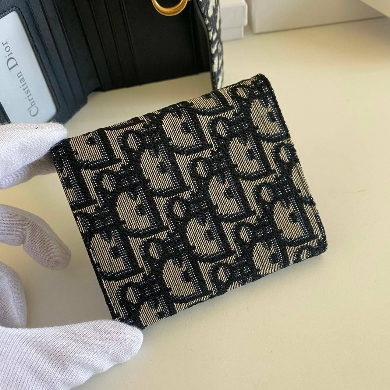 VIP 】DIOR WALLET MONOGRAM SADDLE LOTUS กระเป๋าสตางค์ 3 พับ วัสดุหนังแท้ และผ้า Jacquard อย่างดี ทอสวยงามที่สุด ผสมผสานความสง่างามและคลาสสิกที่เข้ากับยุคสมัย ด้านหน้าโดดเด่นด้วยซิกเนเจอร์ของ Christian Dior อะไหล่สีทองอ่อน เงางาม เป็นอีกหนึ่งรุ่นที่ดาราเชเล