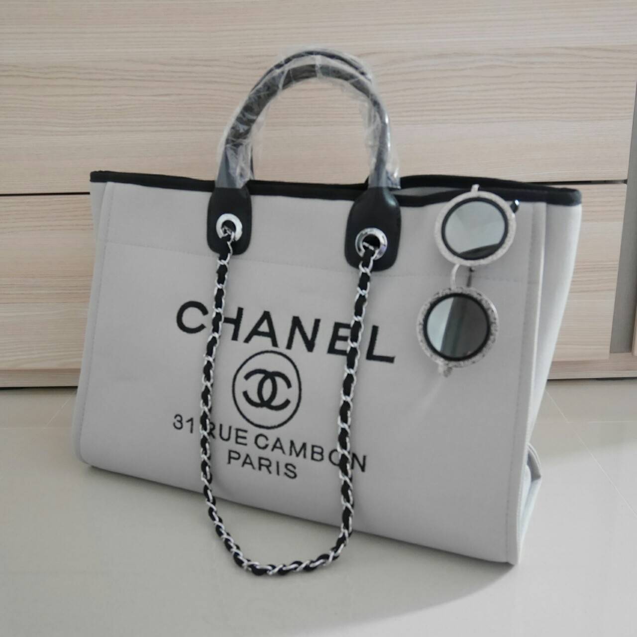 รุ่นใหม่ล่าสุด!! ที่สาวๆรอคอย Chanel tote canvas bag จากงานพรีเมี่ยม VIP GIFT รุ่นดังเลยค้า Size ใหญ่อลัง บอกเลยว่า **งานดีที่สุด ตัวกระเป๋า กระเป๋าผ้าเป็นผ้า canvas เนื้อดีสมราคา สัมผัส นุ่มลื่นมือมากกกก อะไหล่เงินปั้มแบรนด์แท้ทั้งใบ ด้านหน้าปัก logo แบร