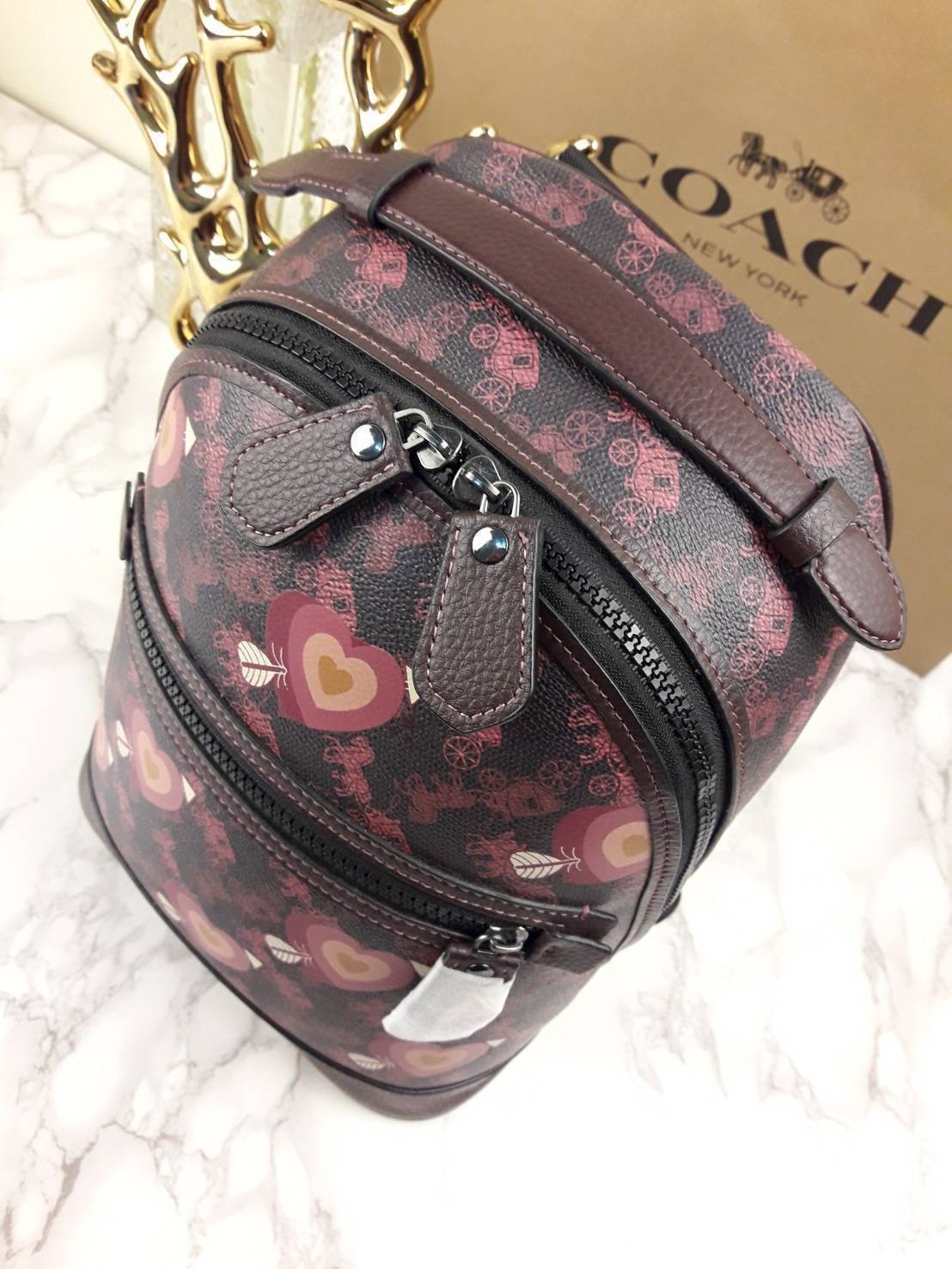 OUTLET 】COACH Barrow Backpack With Horse And Carriage Print And Hearts Oxblood (F79024) โดดเด่น ไม่จำเจ แถมใช้ดีไปอีก< 🌹สวยโดดเด่นอย่างลงตัว💃💃พลาดแล้ว พลาดเลยจ้ารอบนี้ // เป้รุ่นใหม่ canvas ผสมหนังแท้คุณภาพดี หนังนิ่มมือมากๆ ขนา
