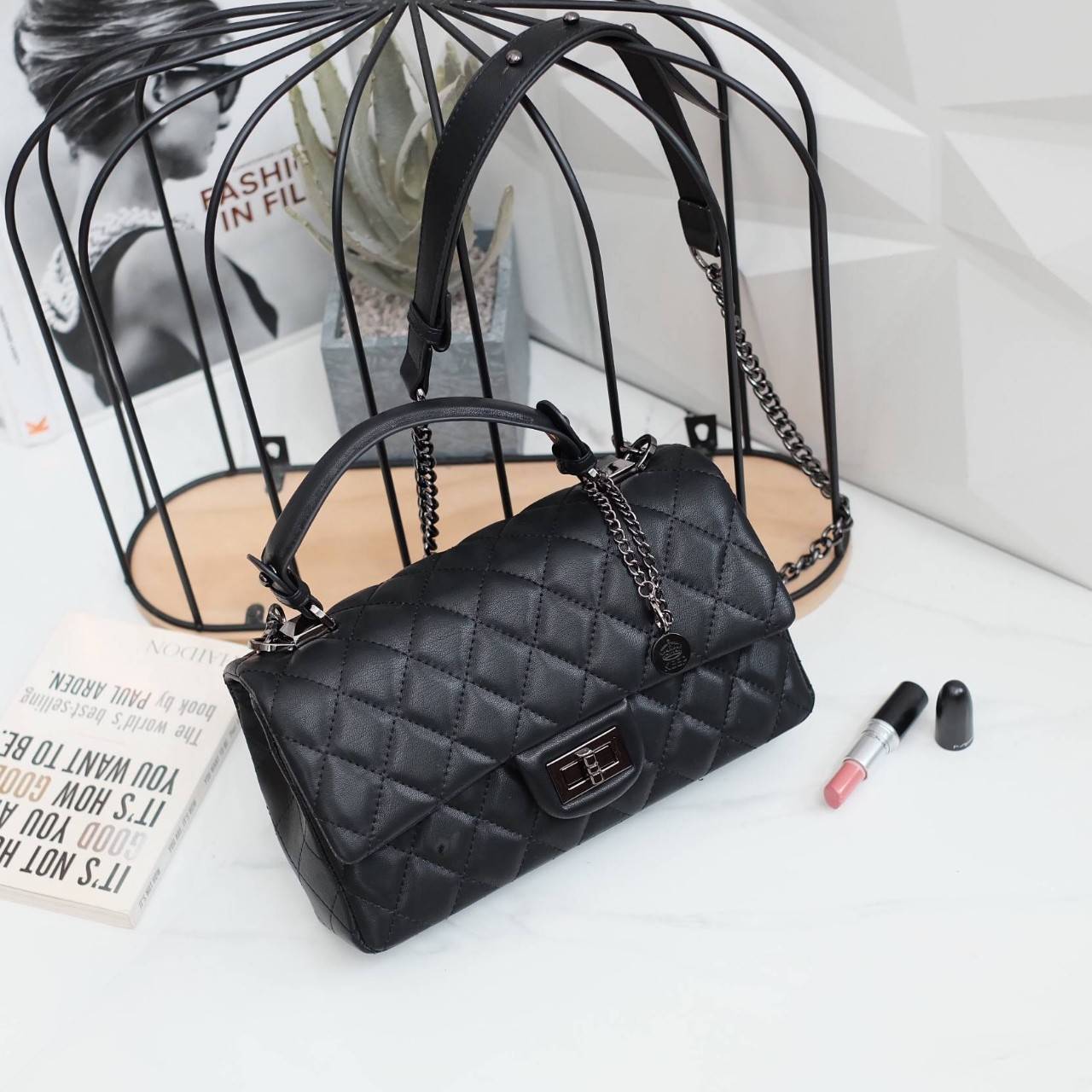 รุ่นขายดี KEEP รุ่น Coco chain handbag ✨ Collectionใหม่ตัวกระเป๋าผลิตจากหนัง Microfiber สวย ทนขึ้นกว่าเดิม การตัดเย็บ นิ่ม ฟู ตึง สวยอยู่ทรงตามแบบฉบับของแบรนด์ รุ่นใหม่ตัวนี้ปักลายตารางสวยหรู การเย็บประณีตทุกตาราง อะไหล่สีดำ เงา เกรดพรีเมี่ยม