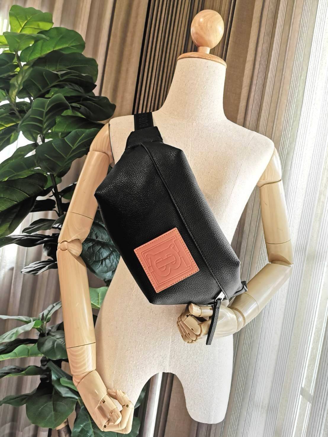 BURBERRY FRAGRANCES WAISTBAG VIP GIFT WITH PURCHASE (GWP) พรีเมี่ยมกิ๊ฟ Limited จากน้ำหอม BURBERRY วัสดุหนังแท้ CalfSkin หนังนิ่มสวยดูดีอยู่ทรงประดับโลโก้แบรนด์ด้านหน้า เปิดปิดด้วยซิปหัวซิปแบรนด์ ขนาดกำลังดี ภายในกว้างและจุค่ะ มีโลโก้ มีช่อง pocket ใช้ใส่