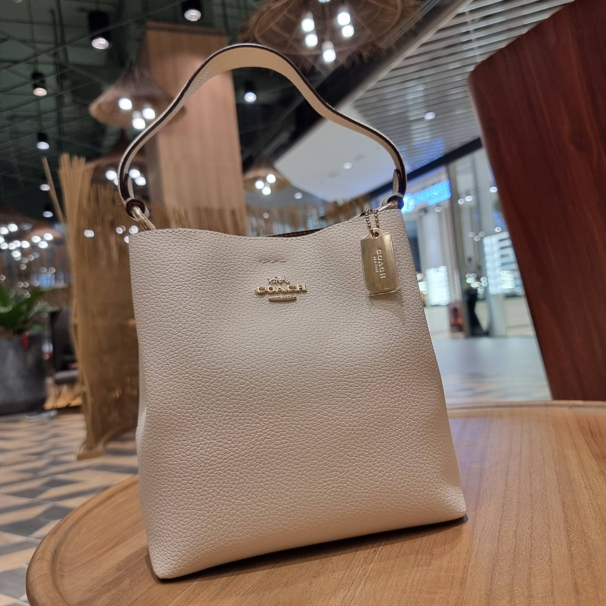 COACH 1011 SMALL TOWN BUCKET BAG รุ่นยอดนิยมใบเล็ก กระเป๋าทรงบัคเก็ต สีคลาสสิคเรียบหรู ตัดกับโลโก้สีทองดูโดดเด่น วัสดุหนัง pepble สวยคมทุกมุมจริงๆ!! เปิด-ปิดด้วยกระดุมแม่เหล็กทั้ง 2 ฝั่ง ภายในเป็นช่องโล่ง มาพร้อมสายสะพายปรับได้ตามตัว ขนาดใบนี้กำลังสวย สะพ