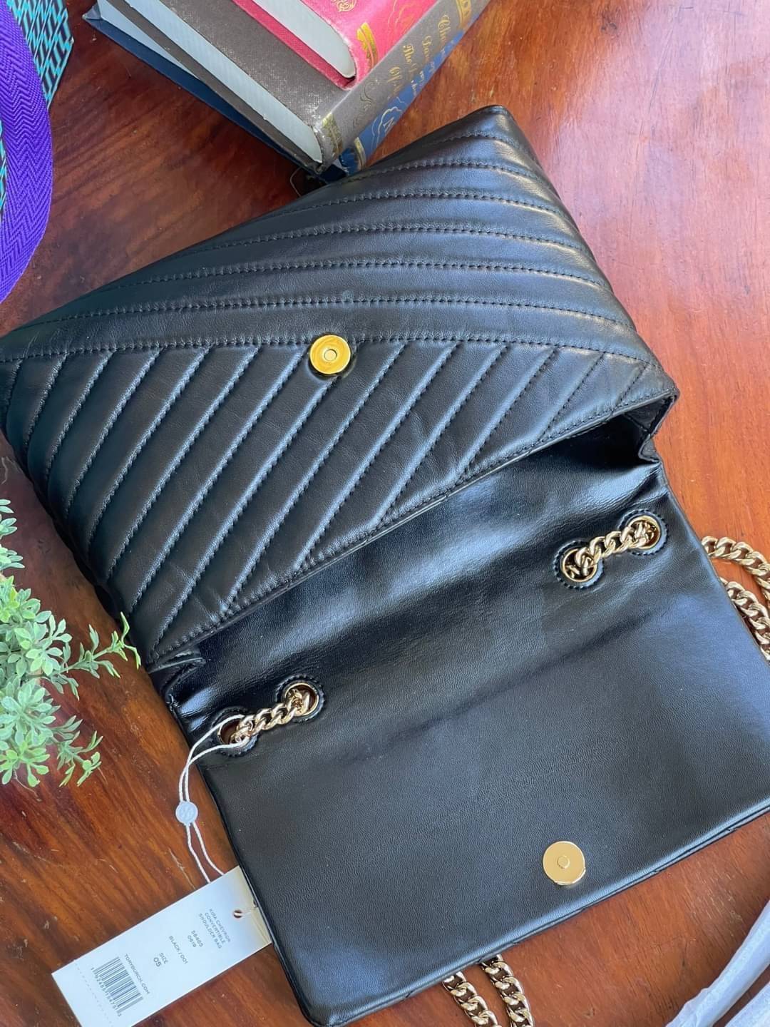 Large : Tory Burch Kira Chevron Quilted Convertible Leather Crossbody Bag เป็นกระเป๋าที่ใช้ในการออกงานสำคัญหรือวันที่มีปาร์ตี้สังสรรค์ คุณควรเลือกใช้กระเป๋าที่มีดีไซน์สะดุดตา เพราะจะช่วยยกระดับและเพิ่มเสน่ห์ให้กับตัวคุณเองมากยิ่งขึ้น หากเป็นงานทางการ เช่น