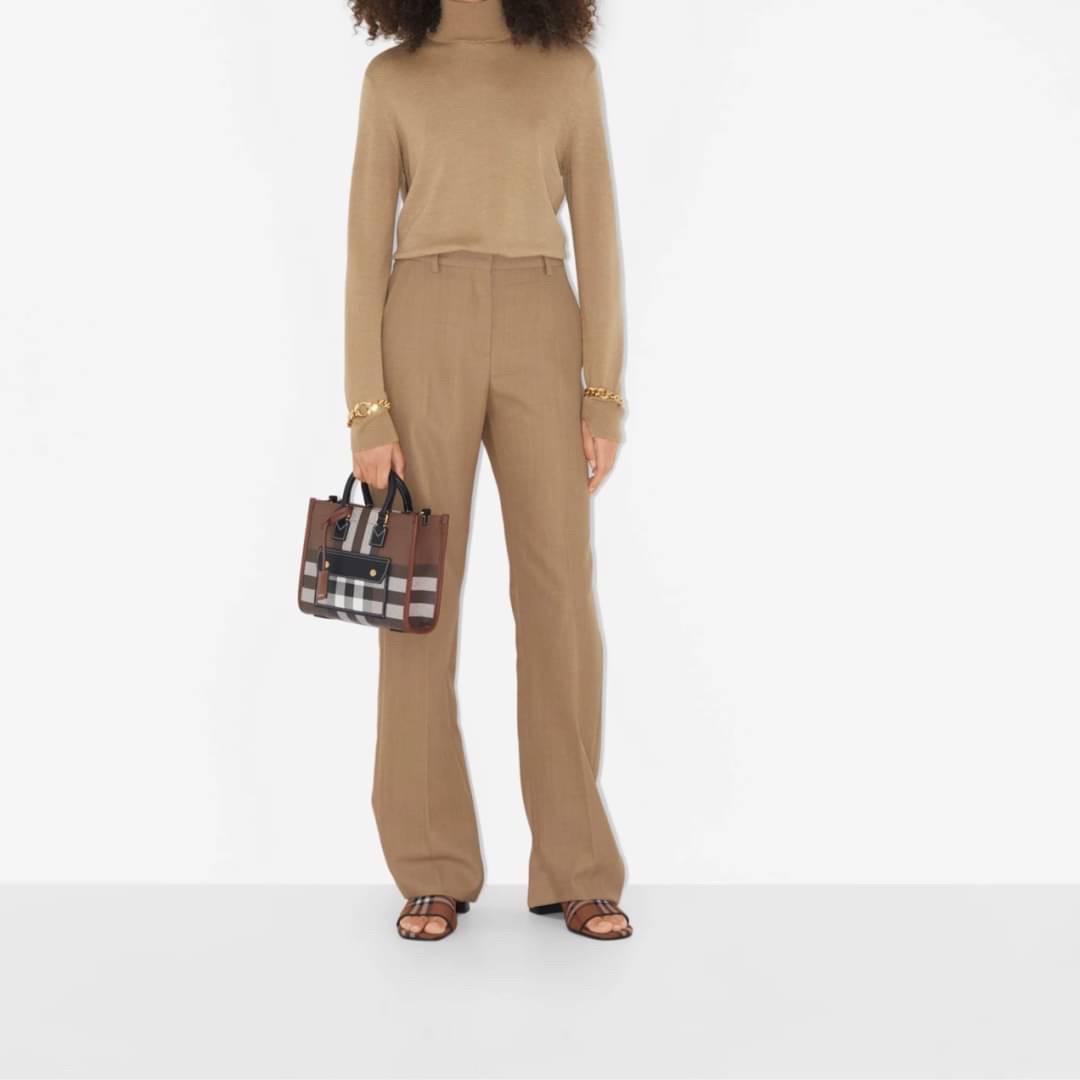 Burberry Mini Freya Tote in Dark Birch Brown / BURBERRY MINI FREYA TOTE BAG กระเป๋าถือ กระเป๋าสะพายครอสบอดี้ วัสดุหนังพิมลาย MONOGRAM โทนเข้ม