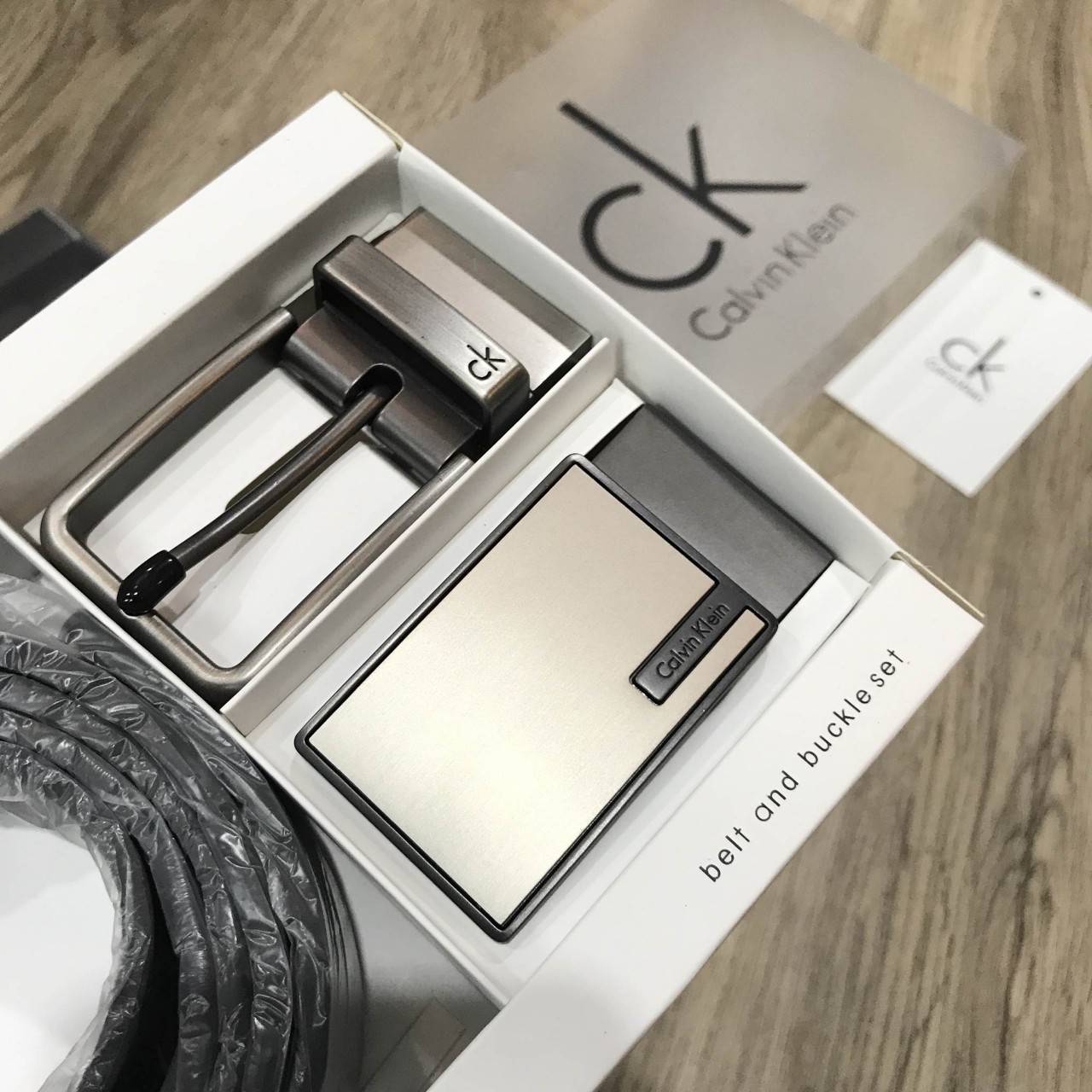 ห้ามพลาด! เซทสุดคุ้ม! ซื้อ1ได้ถึง2! CALVIN KLEIN REAL LEATHER BELT VALUE PACK Limited Edition เข็มขัดหนังแท้ พร้อมหัวเข็มขัด2แบบคุณภาพดีตามแบบฉบับของแบรนด์ สายเข็มขัดสามารถกลับด้านใช้ได้ทั้งสีดำและสีน้ำตาลเหมือนมี2เส้น2หัวสลับใช้ได้ไม่จำเจ มาพร้อมถุงกระดา
