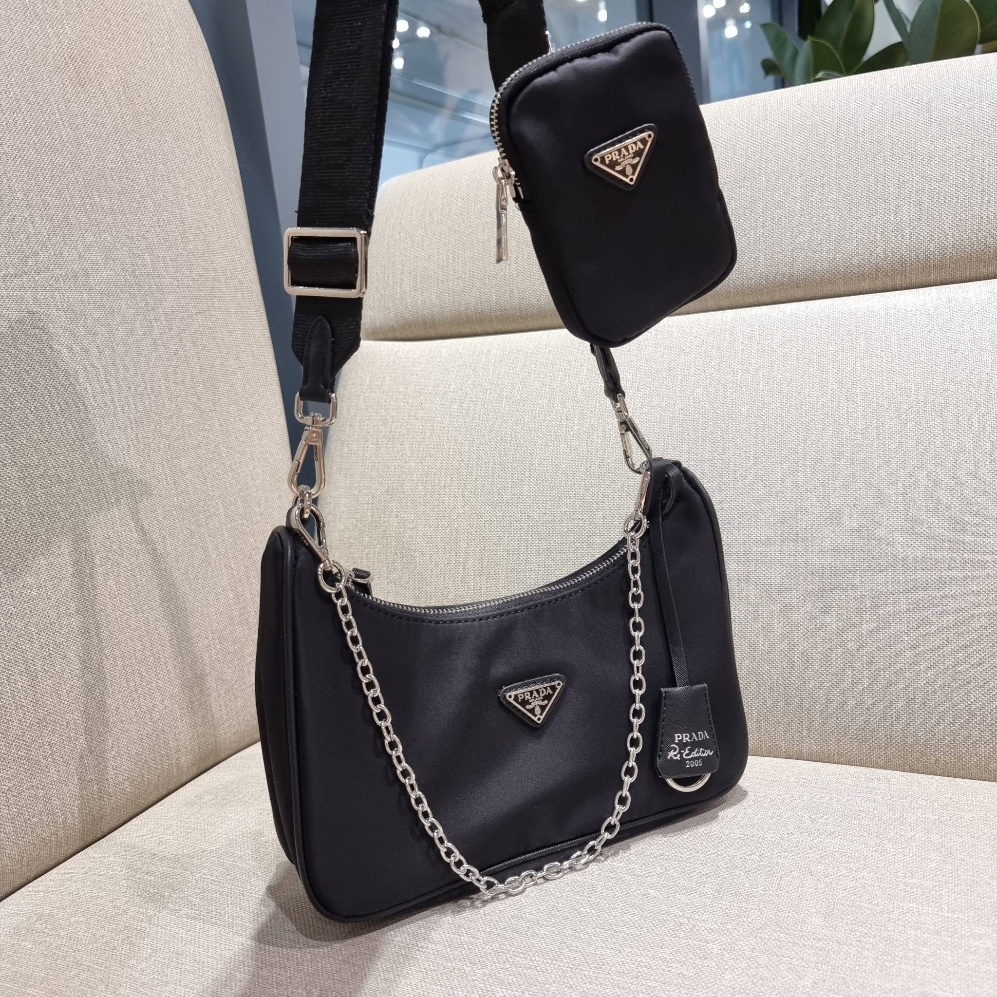 VIP 🥂 PRADA RE-EDITION 2005 RE-NYLON SHOULDER BAG ไอเท็มสุดปัง ที่ฮิตตลอดกาลไม่ว่าจะปีไหนๆ จัดให้ครบทั้งสีขายดีและสีใหม่ล่าสุด ที่สายคุณหนูห้ามพลาด!! กับกระเป๋าสะพายทรงคลาสสิค เหมาะเป็น everyday bag มากๆ วัสดุผ้าไนล่อนคุณภาพ พร้อมใบลูก ไว้ใส่เหรีย