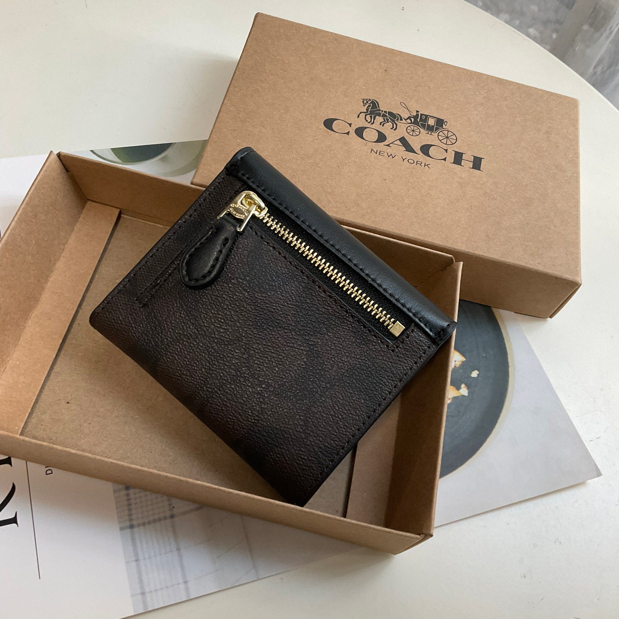 COACH SMALL WALLET IN SIGNATURE CANVAS กระเป๋าสตางค์ใบสั้น แบบพับสามตอน เปิดปิดด้วยกระดุมปั้มแบรนด์ ด้านในมีช่องใส่บัตรหลายช่อง และช่องใส่ธนบัตร ด้านหลังมีช่องซิปเหรียญอีกหนึ่งช่อง น้ำหนักเบา พกพาสะดวก อะไหล่เงาสุดหรู ห้ามพลาดค่ะ!