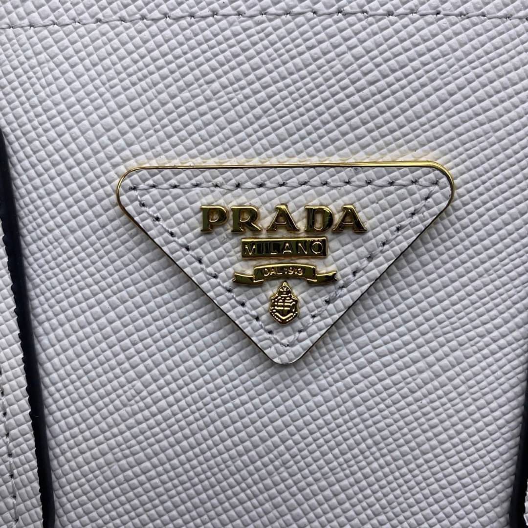 25cm Prada Small Saffiano Leather Double Bag / Prada Double Bag กระเป๋าสะพายพราด้า อีกหนึ่งรุ่นฮิต ให้พื้นที่จุของกว้างขวาง เป็น Tote Bag ใช้งานง่าย ได้ทุกที่ ทุกโอกาส ด้วยขนาดของกระเป๋าที่สามารถจุของได้หลากหลาย เป็นอีกรุ่นที่เหมาะสมสำหรับการเป็น Everyday