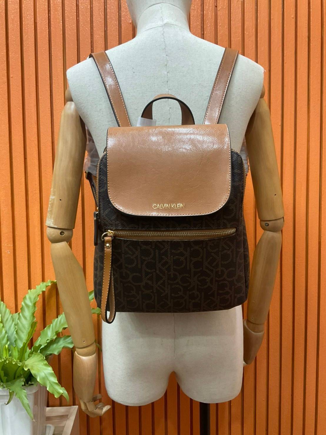 ของแท้ 💯% Elaine Calvin Klein Monogram Small Backpack 💕ของมันต้องมี สวยหรูดูแพงมาก สำหรับรุ่นนี้ และมีฟังชั่นช่องการใช้งานที่มากที่สุด!!! 💕 กระเป๋าสะพายเป้รุ่นใหม่ชนช้อป รุ่นยอดนิยม