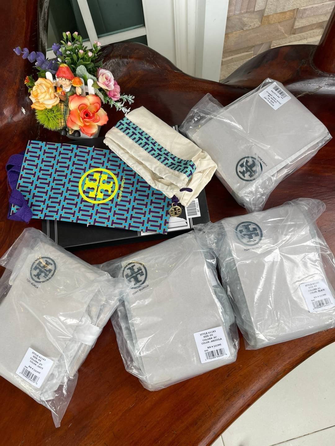 TORY BURCH MILLER METAL PHONE CROSSBODY อีกหนึ่งกระเป๋าใส่มือถือรุ่นฮิตที่เชื่อว่าหลาย ๆ คนต้องเคยเห็นผ่าน ๆ ตามาอย่างแน่นอน กับแบรนด์ Tory Burch ดีไซน์กระเป๋าทรงฝาพับแม่เหล็กใช้งานง่าย มาพร้อมดีเทล Logo แบรนด์โดดเด่นสีทองตัดกับหนังแกะสีดำ ดูหรูดูแพง! แต่