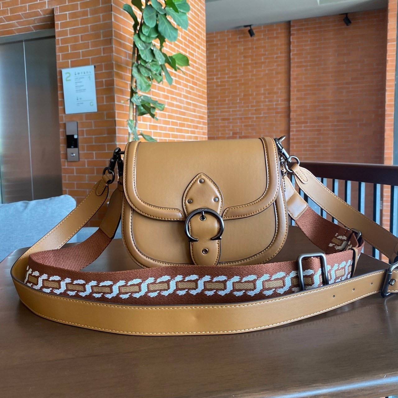COACH C0749 BEAT SADDLE BAG(COACH C0749) 💖สวยหรู ดูดี เป็นรุ่นที่หลายคนรอค่อย จะลุคแนวsports สาวเทห์ หรือสไตล์สาวหวานเรียบร้อย ได้หมดคะ มาพร้อมสายสะพาย 2 เส้น คุ้มเกินคุ้ม วัสดุหนังแท้ชั้นดี หนังสวย อะไหล่แบรนด์ที่ดูเด่นคลาสสิคตรงด้านหน้า เปิดปิดก