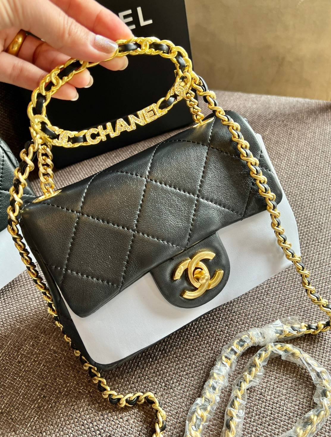Chanel Mini Flap Bag with Top Handle 6.5" /CHANEL CHAIN SHOULDER BAG จัดไซด์เล็กมาให้ด้วย เพราะแต่ละคนชอบไม่เหมือนกัน😘 หนังสวย เรียบ สัมผัสนุ่มมือ น่าใช้มากๆ