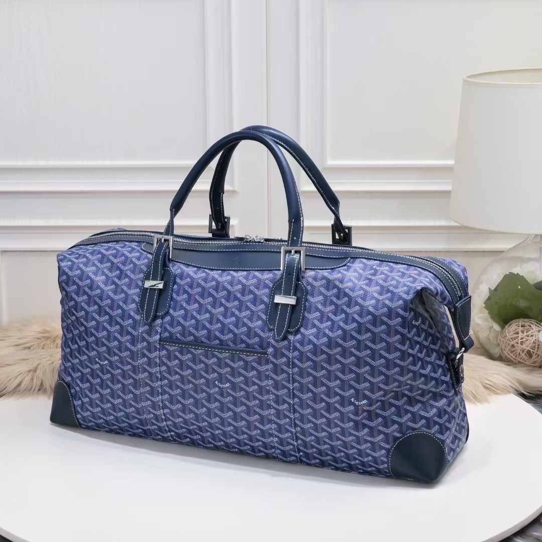 Goyard Boeing Travel 55 Duffle Bag กระเป๋าเดินทางใบใหญ่ ดีไซน์สวยคลาสสิกเป็นเอกลักษณ์ ไอเท็มที่จะทำให้การเดินทางไม่ธรรมดาอีกต่อไป ด้วยดีเทลความเป็นเอกลักษณ์ เรียบแต่หรู ภายในจุของได้เยอะมาก ใหญ่จริง!! ใบนี้คุ้มค่าราคามากๆ