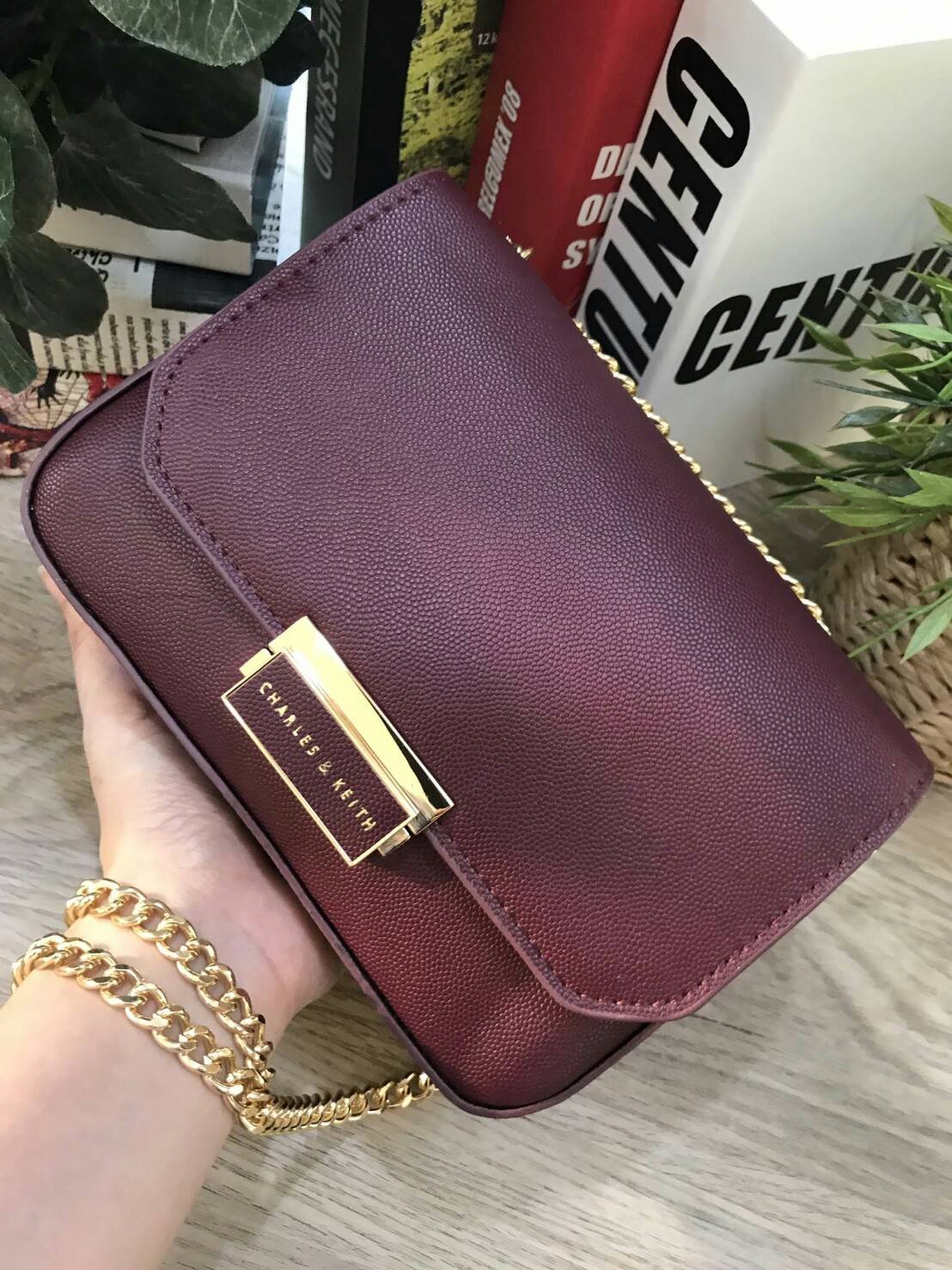 CHARLES & KEITH PUSH-LOCK CHAIN SLING BAG 2018 กระเป๋าสะพายวัสดุหนังคาเวียร์สวยอยู่ทรง ขนาดมินิกำลังดี น้ำหนักเบา เปิดปิดด้วยฝาปิดตัวล็อคปั๊มโลโก้ด้านหน้า ภายใน มีช่องซิป และช่องใส่บัตร มาพร้อมสายสะพายโซ่ยาวสามารถซ้อนสายสั้นสะพายไหล่ หรือสายยาว Crossbodyไ