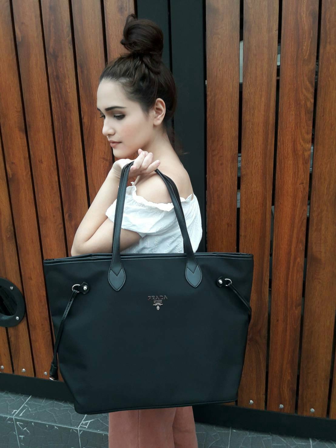 คุ้มจุใจสาวๆค้า ใบนี้ Must Have item! กระเป๋าสะพายทรง TOTE ใบใหญ่ จากพรีเมี่ยมกิ้ฟท์เคาเตอร์แบรนด์ PRADA อะไหล่เงินทั้งใบ เปิดปิดด้วยซิป สะพายไหล่ได้ ไม่ติด จุคุ้มมากสุดๆค่ะ ใส่เสื้อผ้า 1-2 วันได้สบาย ด้านข้างสามารถปรับได้สองทรงตามสไตล์การแต่งตัว เหมาะมาก