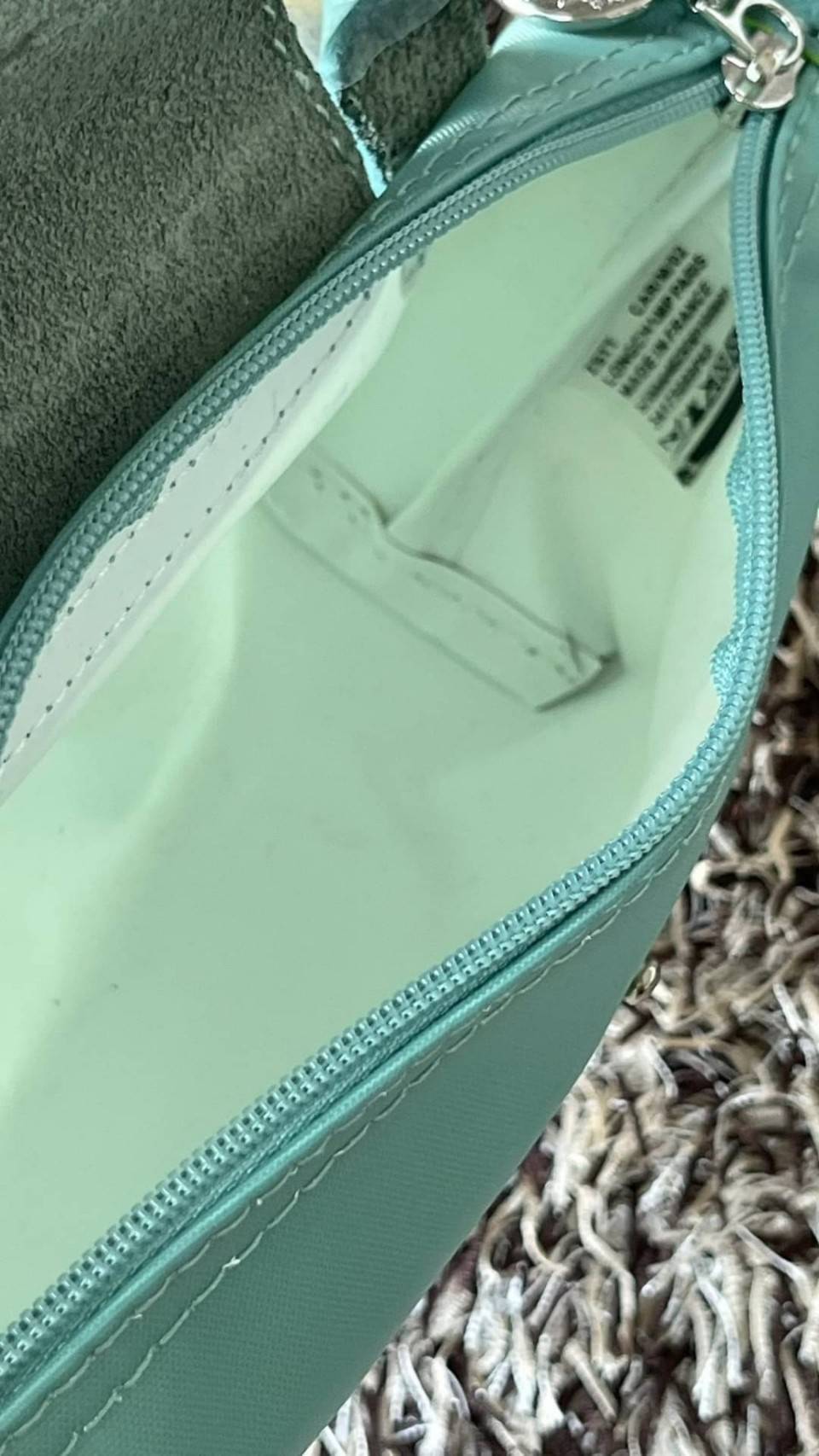 LONGCHAMP LE PLIAGE ORIGINAL Pouch with handle กระเป๋าถือขนาดมินิทรงpouch ให้ความหรูหราจาก Le Pliage (เลอ ปลิยาจ) ในขณะที่ที่ปิดแบบซิปช่วยให้คุณมั่นใจได้