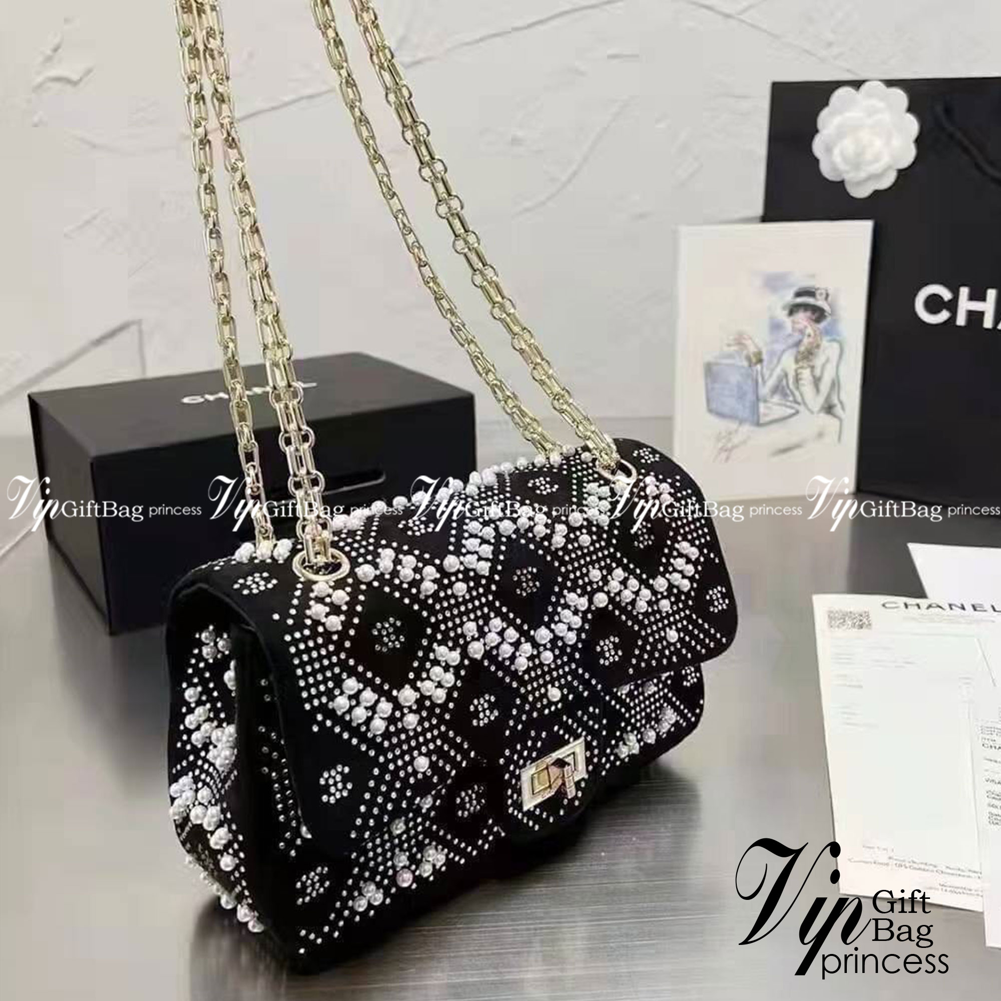 CHANEL MINI 2.55 HANDBAG / Chanel Pearl Bag velvet handbag กระเป๋าสะพายแต่งมุก คริสตัลหรูหรา พื้นโทนดำกำมะหยี่ พร้อมสายสะพายโซ่ ใช้ในงานกลางคืนเหมาะมากๆ ค่ะ