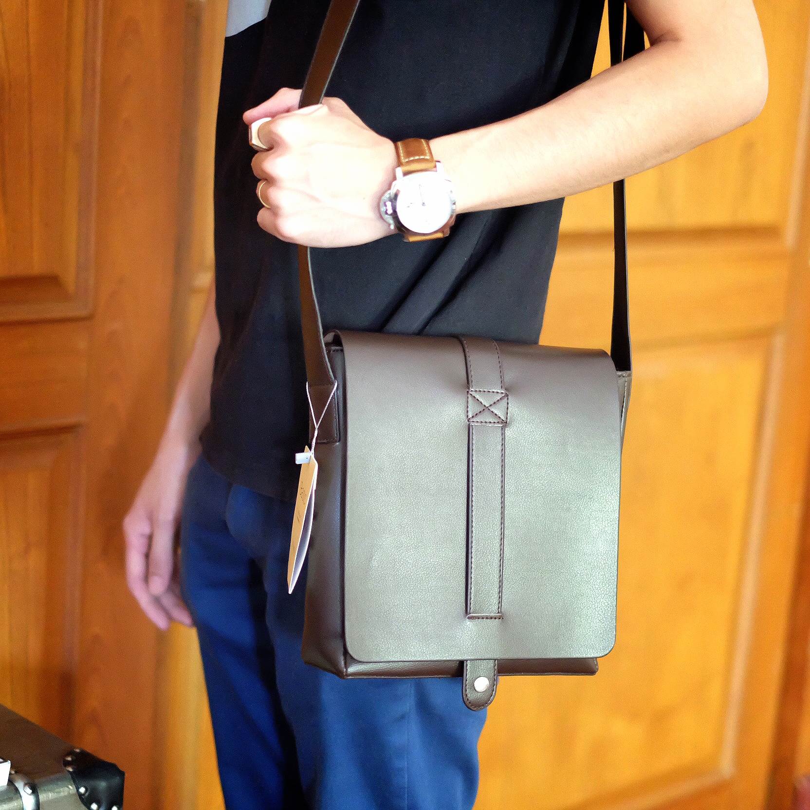 เอาใจหนุ่มๆบ้างค่า สำหรับ messenger bag หนังดี มากๆเลยน้า ลายหนังชัดสวย ใบนี้จากแบรนด์ ZARA MEN ตัวกระเป๋าขนาดกำลังดีเลยคะ สีน้ำตาลเข้มสวยมาก คลาสสิคสุดๆ มีช่องแบ่งเก็บของหลายช่องเป็นสัดส่วนมากๆคะ น้ำหนักเบา จุของคุ้ม สายยาว ปรับได้ free size สามารถสะพาย 