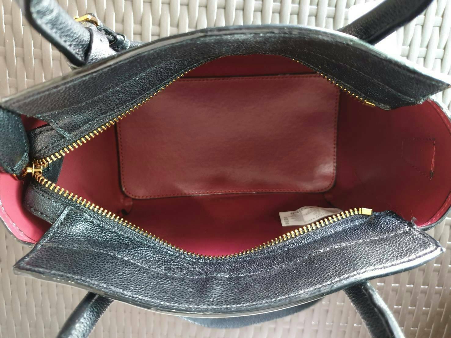 CHARLES & KEITH รุ่น CLASSIC DOUBLE TOP HANDLE BAG CK2-30270225-5 ราคาปกติช้อป (฿2,990.00) กระเป๋าถือ- สะพาย หนังสวยอยู่ทรง สไตล์คลาสสิค เรียบหรู ดูดี ทรงนี้ฮิตตลอดกาล เป็นรุ่นที่ขายดีสุดๆ ไม่มีตกเทรน ด้านหน้าติดโลโก้แบรนด์ อะไหล่ปั้มแบรนด์ มีหมุดรองฐานทั