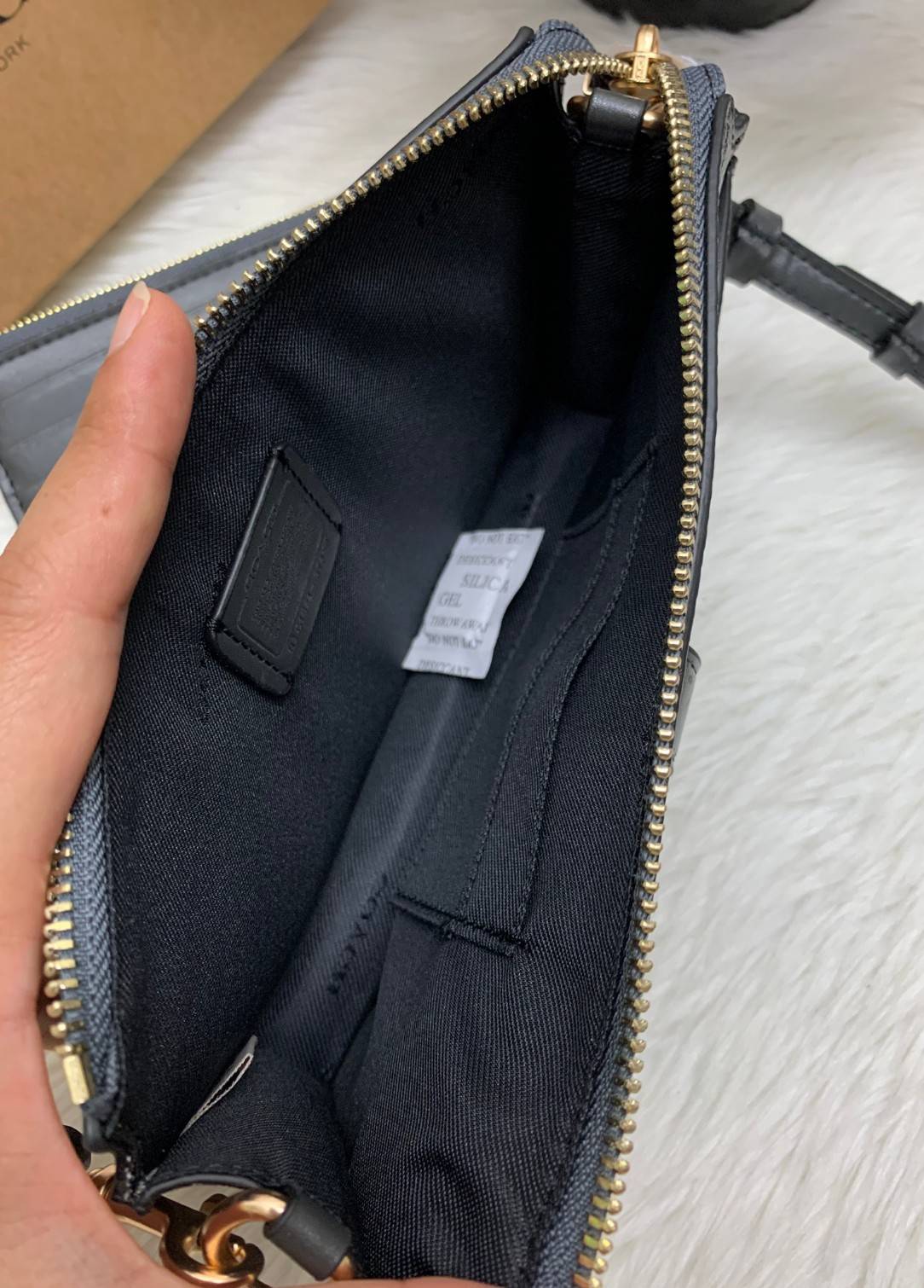 COACH Noa Pop-Up Messenger In Colorblock Signature Bag ((73316//37458//31864)) 💋ได้ไปสุดคุ้ม ไม่ผิดหวังแน่นอนจ้าา!! กระเป๋าแบบคลัท//สะพายข้างได้//ครอสบอดี้ร์ได้ วัสดุหนังแท้ หนังนิ่มสวยค่ะ ช่องหลักเปิดปิดแบบซิป ภายในกว้าง ใส่มือถือได้ทุกรุ่น;กระเป