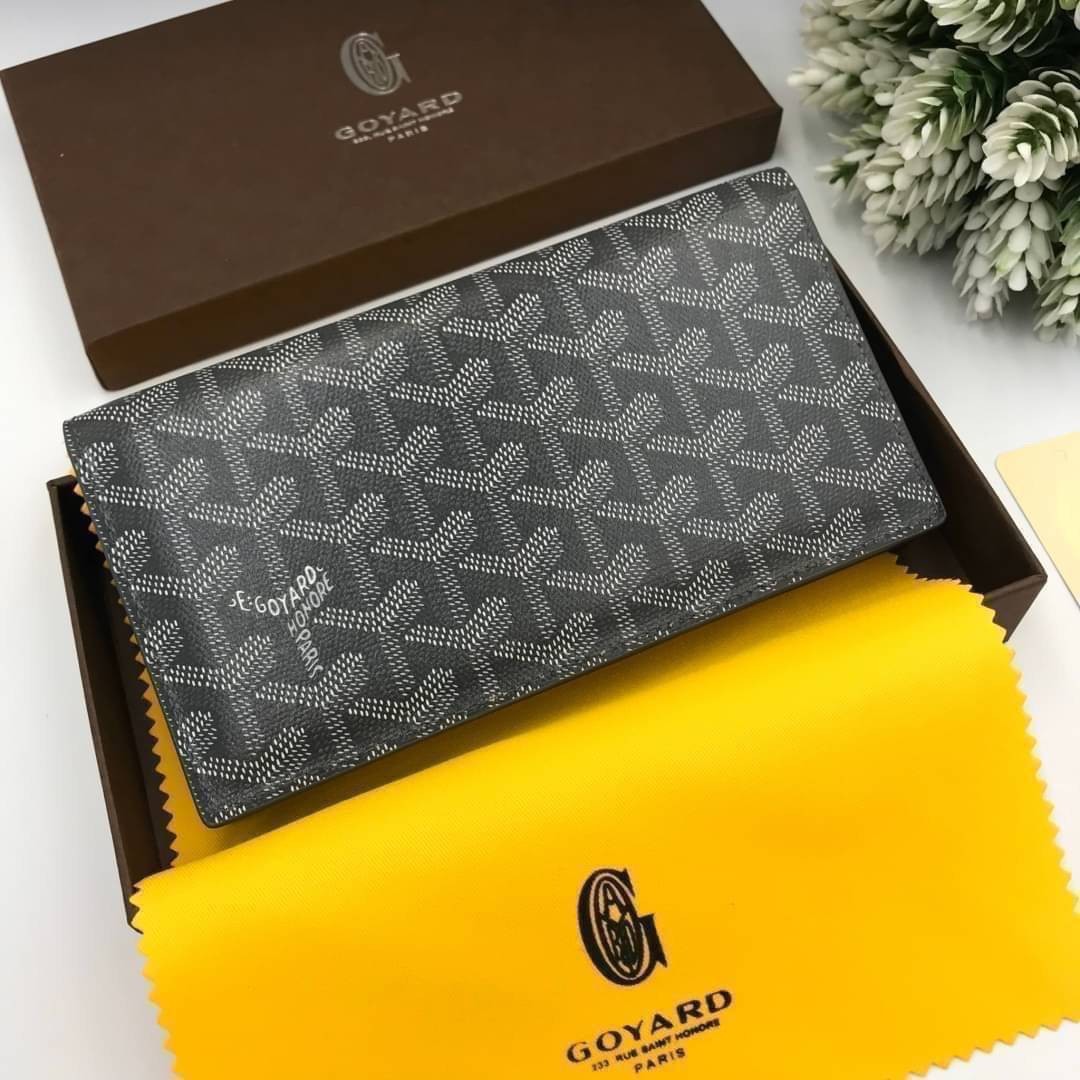 หนังแท้ GOYARD LONG WALLET กระเป๋าสตางค์ใบยาว รุ่นตามหา มาเท่าไหร่ไม่เคยพอเลยค่า เป็นรุ่นคลาสสิกที่หยิบมาใช้งานได้บ่อยที่สุด งานหนังแท้ทั้งใบสวยมากนะคะ ใช้ทนทานได้นานเลยค่ะ ภาพสินค้าถ่ายจากงานขายจริง พร้อมส่งที่ไทยราคาสุดคุ้มห้ามพลาดค่ะ! ภาพสินค้าถ่ายจากง