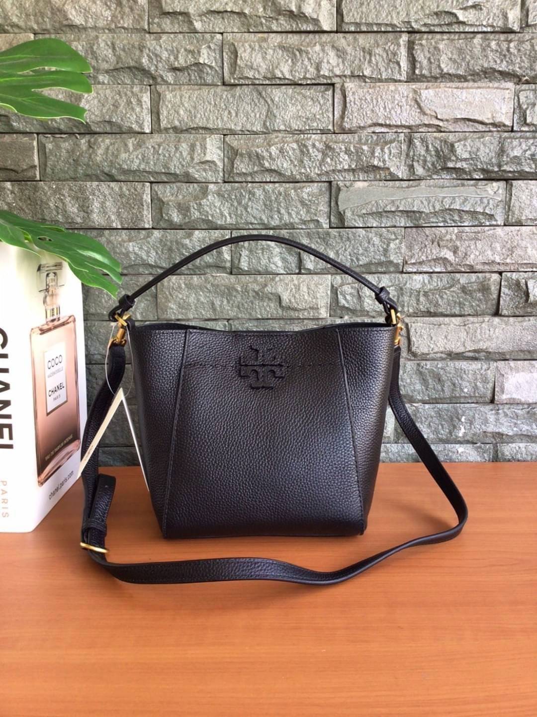 คอลเลคชั่นขายดี มากี่รอบๆ ก็หมดไวทุกรอบ!! TORY BURCH MCGRAW MINI BUCKET BAG กระเป๋าสะพาย และ ถือ คล้องแขน ทรงถัง สะพายได้ 2 ทรง ผลิตจากหนังแท้ หนังลูกวัว หนังนุ่ม หนังหอม น้ำหนักเบามากกก!! หนังลื่น นิ่มสวยมากๆ!! ด้านหน้าประดับโลโก้แบรนด์ ภายในโล่งกว้าง มี