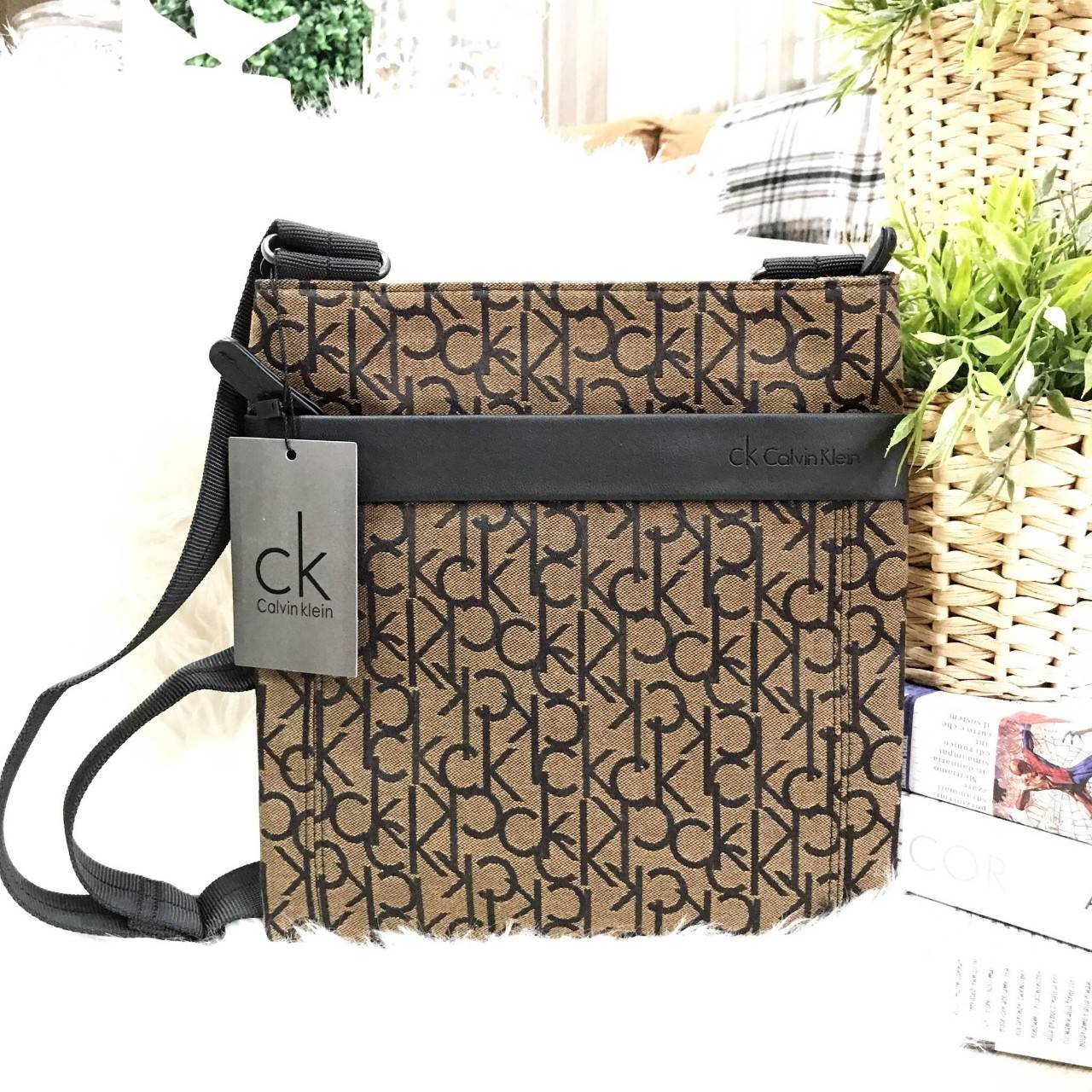 CALVIN KLEIN JEANS CROSSBODY BAG กระเป๋าสะพายรุ่น Limited Edition จาก Calvin Klein Jeans วัสดุ Canvas + Polyester 100% คุณภาพดี เนื้อหนา ลาย Ck ด้านหน้ามีโลโก้ Calvin Klein พร้อมช่องซิป 1 ช่อง เปิดปิด ด้วยซิปสะดวกใช้ ภายในมีโลโก้ เเละช่องซิป ขนาดกำลังดี ใ