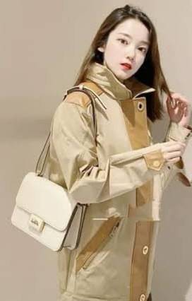 COACH ALIE SHOULDER BAG ((4615)) กระเป๋าสะพายข้างหรือสามารถทบสายกันเพื่อคล้องไหล่ได้ค่ะ วัสดุหนังแท้ หนังนิ่มสวยงามมากๆค่ะ ด้านหน้าเป็นแผ่นโลหะแบรนด์ดูหรูทีเดียว เปิดปิดกระเป๋าแบบกดล็อค ภายในแบ่งช่องหลักหนึ่งช่องค่อนข้างกว้างใส่มือถือได้ทุกรุ่น;กระเป๋าเงิ
