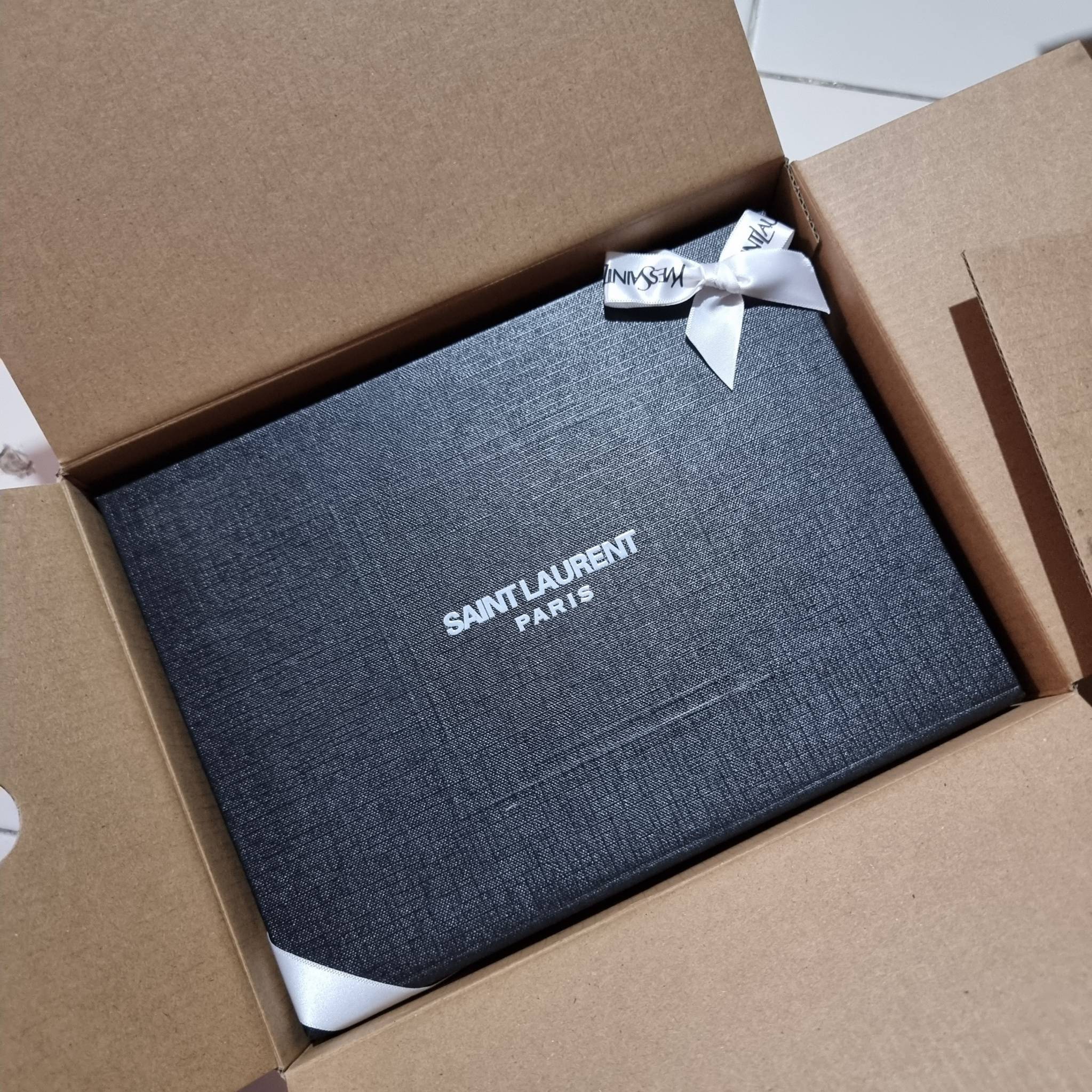 Yves Saint laurent small kate bag สุดหรู ทรง woc ที่แสนจะฮอตปรอทแตก ดีไซน์เรียบ แต่แอบมีดีเทลความหรูที่พู่ห้อยสีทองโดดเด่น เพิ่มความแพงอีกหนึ่ง วัสดุหนังแท้สัมผัสดีงาม ใช้งานง่ายเพียงแค่เปิด-ปิดด้วยกระดุมแม่เหล็ก ภายในเป็นช่องโล่ง มีช่องใส่บัตร ใส่มือถือ 