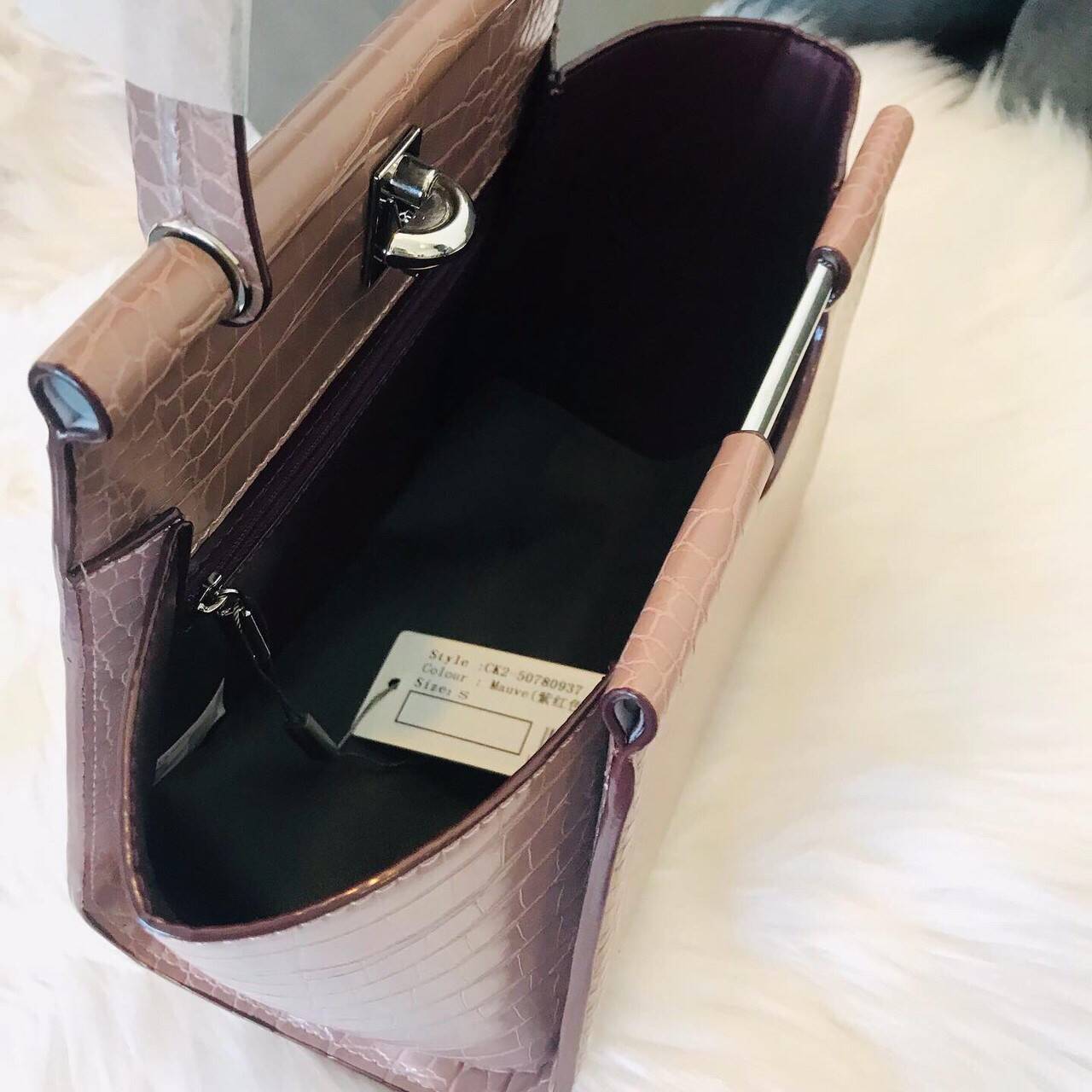 CHARLES & KEITH CROC-EFFECT TRAPEZE BAG กระเป๋าสะพายรุ่นใหม่ล่าสุด วัสดุหนังเรียบเงาสวย นิ่ม น้ำหนักเบา อะไหล่เงิน เปิดปิดกระเป๋าแบบกดล็อก ด้านในโล่งกว้างมีช่องซิปสำหรับใส่ของ ใส่กระเป๋าสตางค์ใบยาว Iphone+ได้ทุกรุ่น มาพร้อมสายสะพายยาวถอด-ปรับได้ฟรีไซร์ จน