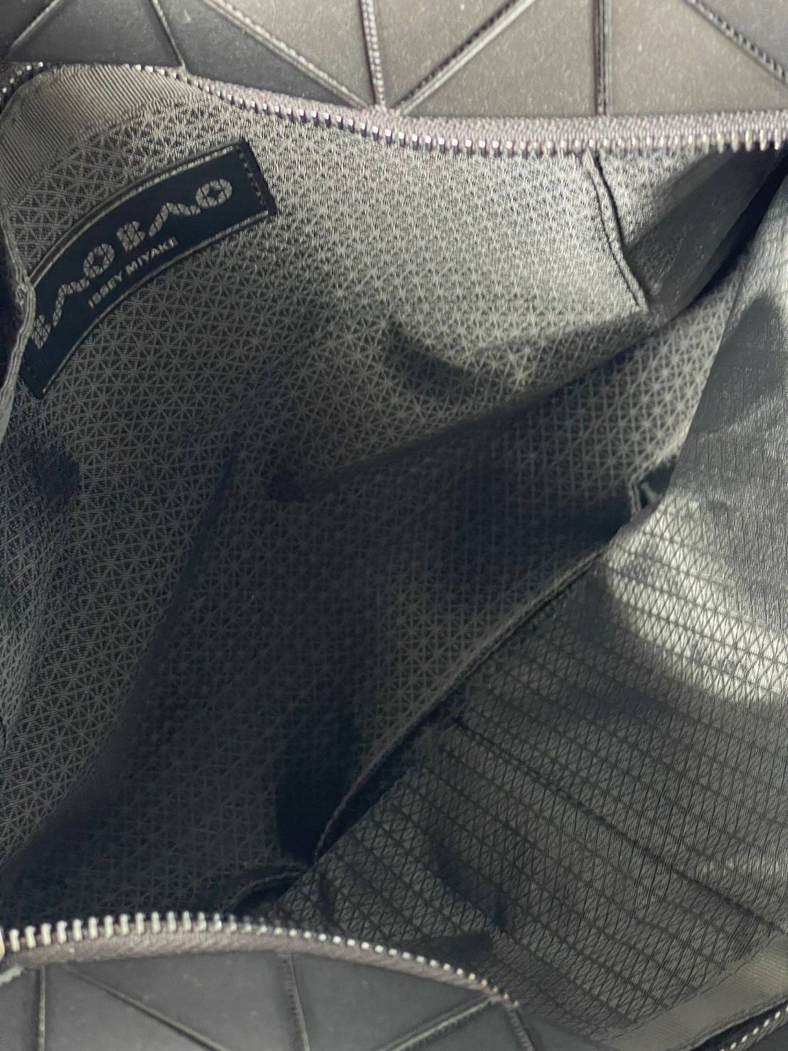 Bao Bao Issey Miyake ROCK MATTE ซีรีส์นี้จะเป็นทรงสี่เหลี่ยมผืนผ้า มีซิปปิดด้านบน ถือเป็นรุ่นที่เหมาะกับการใช้งานในชีวิตประจำวัน สามารถพับมุมและบริเวณด้านล่างของกระเป๋าเพื่อเพิ่มความสะดวกสบายในการใช้งาน ทั้งยังช่วยให้วางกระเป๋าในแนวตั้งได้อีกด้วย แผ่นต่อส