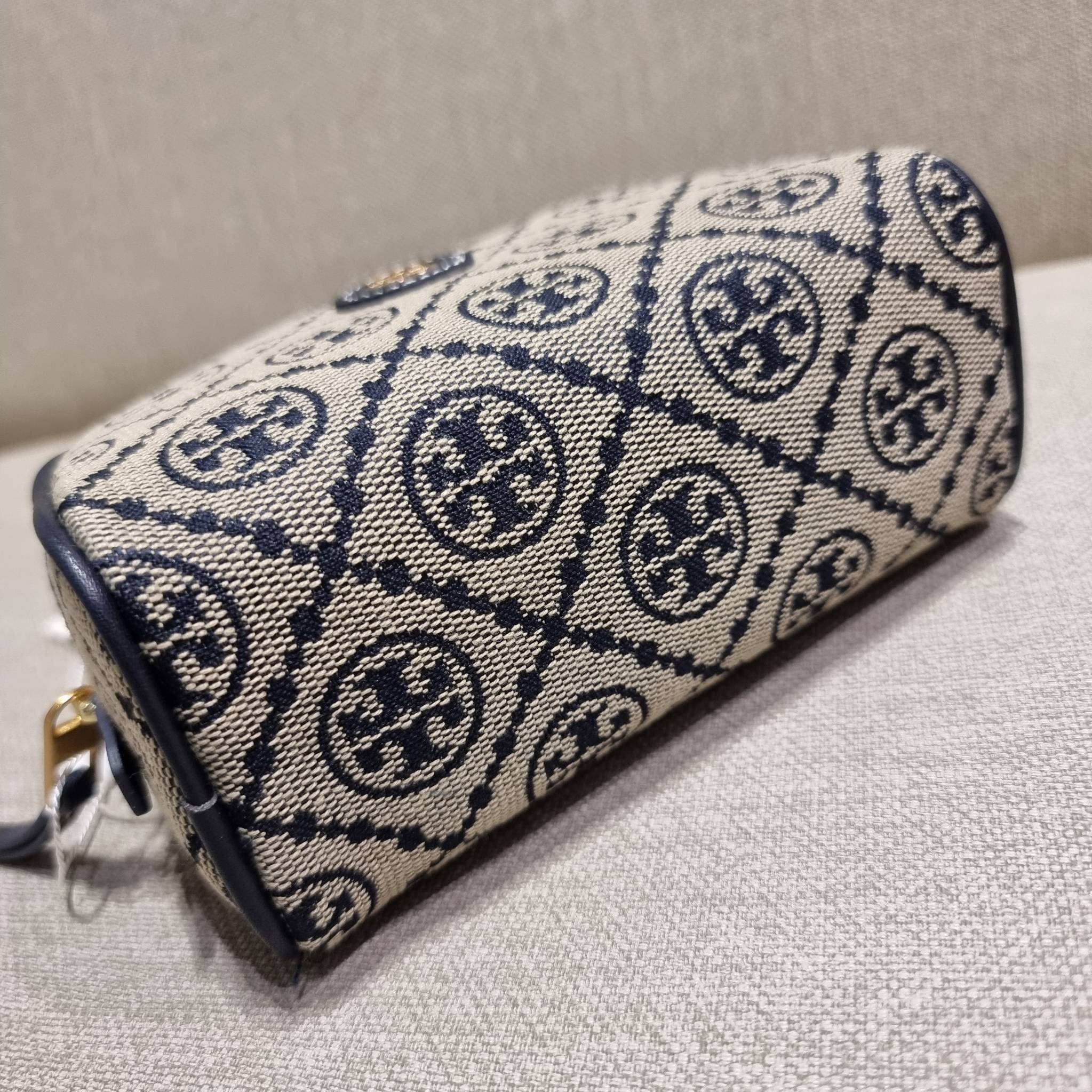 TORY BURCH T MONOGRAM JACQUARD MINI COSMETIC CASE ใหม่ล่าสุด กับกระเป๋าเอนกประสงค์ ที่ไม่ว่าจะไว้ใส่เครื่องสำอางค์ หรือจะไว้พกจำเป็นเช่น เงิน หรือกุญแจต่างๆ น้องใบนี้จัดให้ได้หมด สวยหรู ขนาดเหมาะมือ ถือแล้วขับผิว วัสดุผ้า jacquard รูดเปิด-ปิดด้วยซิป ภายใน