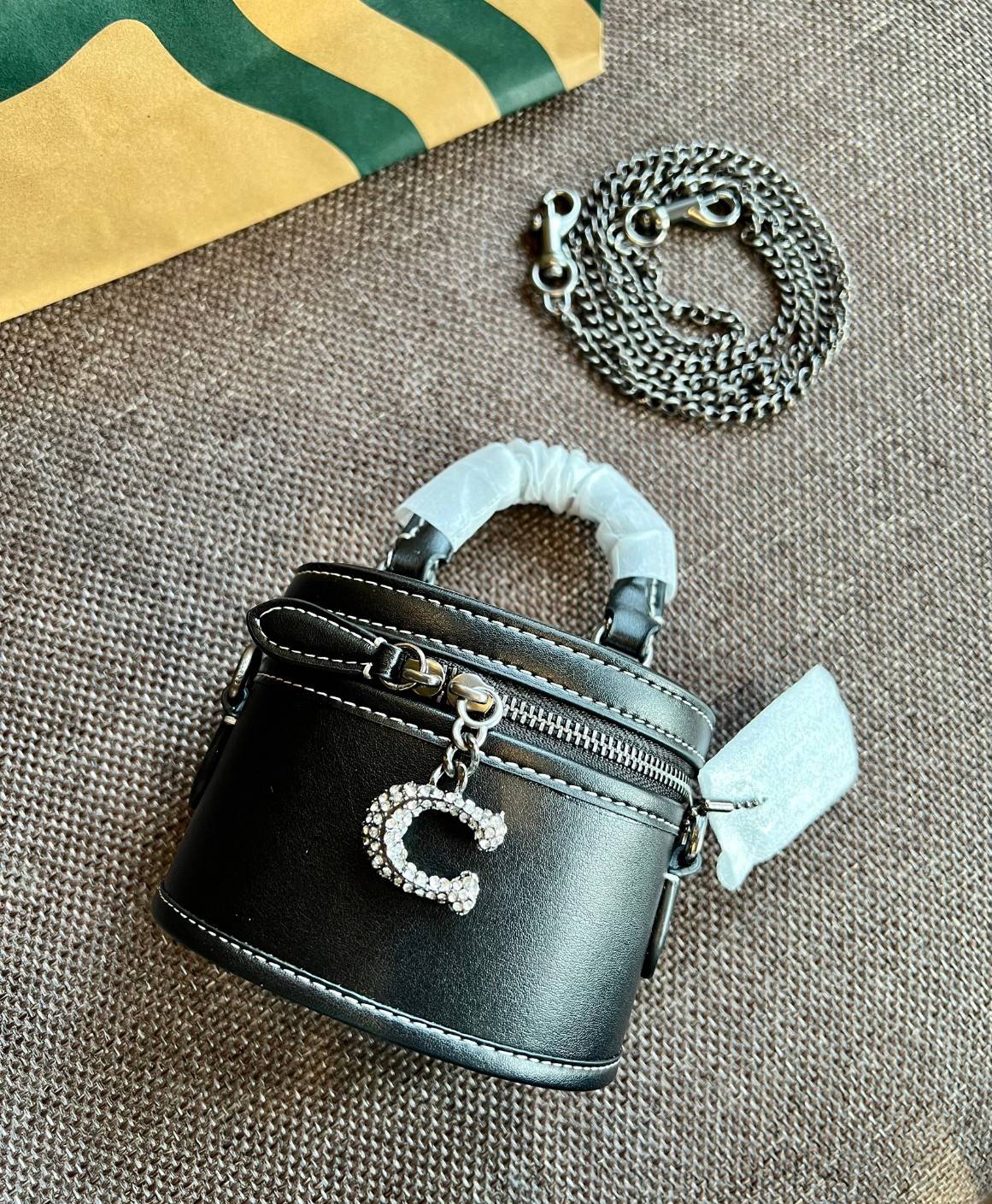 COACH TRAIL CROSSBODY 12 IN SIGNATURE CANVAS CE768 // CE769 มอบเป็นของขวัญปีนี้ รุ่นนี้ต้องเข้าแล้วล่ะคะ พร้อมส่งที่ไทยจำนวนจำกัด! ได้ล๊อตเปิดตัวราคาดีสุดมาค่ะ🎁มอบทันใช้ในช่วงเทศกาลปีใหม่นี้กันค่าา สวยไร้ที่ติ ✔️กระเป๋าใส่ของจำเป็นจุกจิก หน