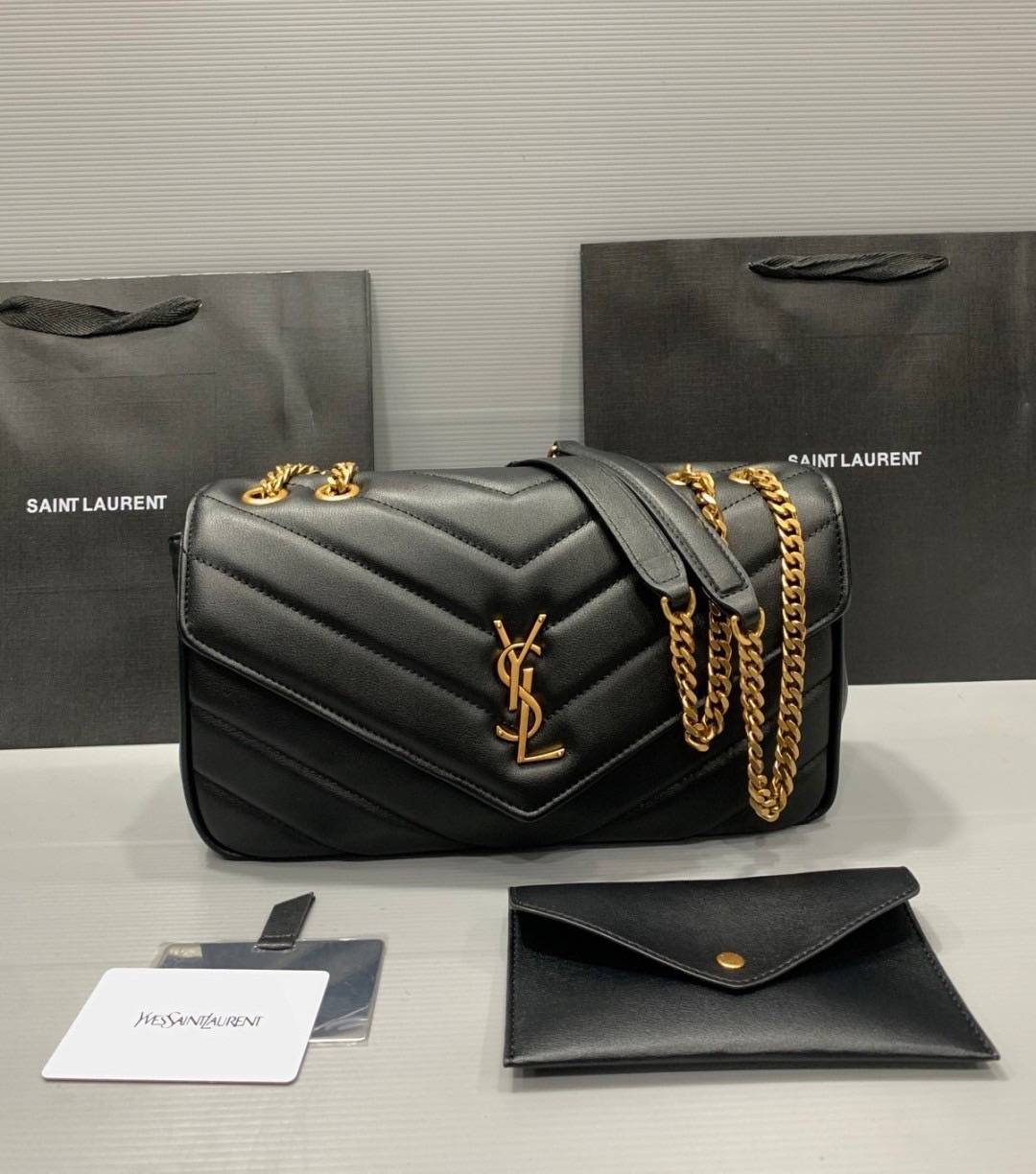 ORI | หนังแท้ 30cm YSL loulou medium in matelassé กระเป๋าสะพายทรงสวยคลาสสิค มาพร้อมใบเล็กใส่การ์ด งานหนังแท้สมผัสนุ่มมือตะเข็บเย็บลายเชฟรอนสวยเป็นเอกลัษณ์ ด้วยดีไซน์เรียบหรู ใช้ได้บ่อยไม่มีเบื่อ